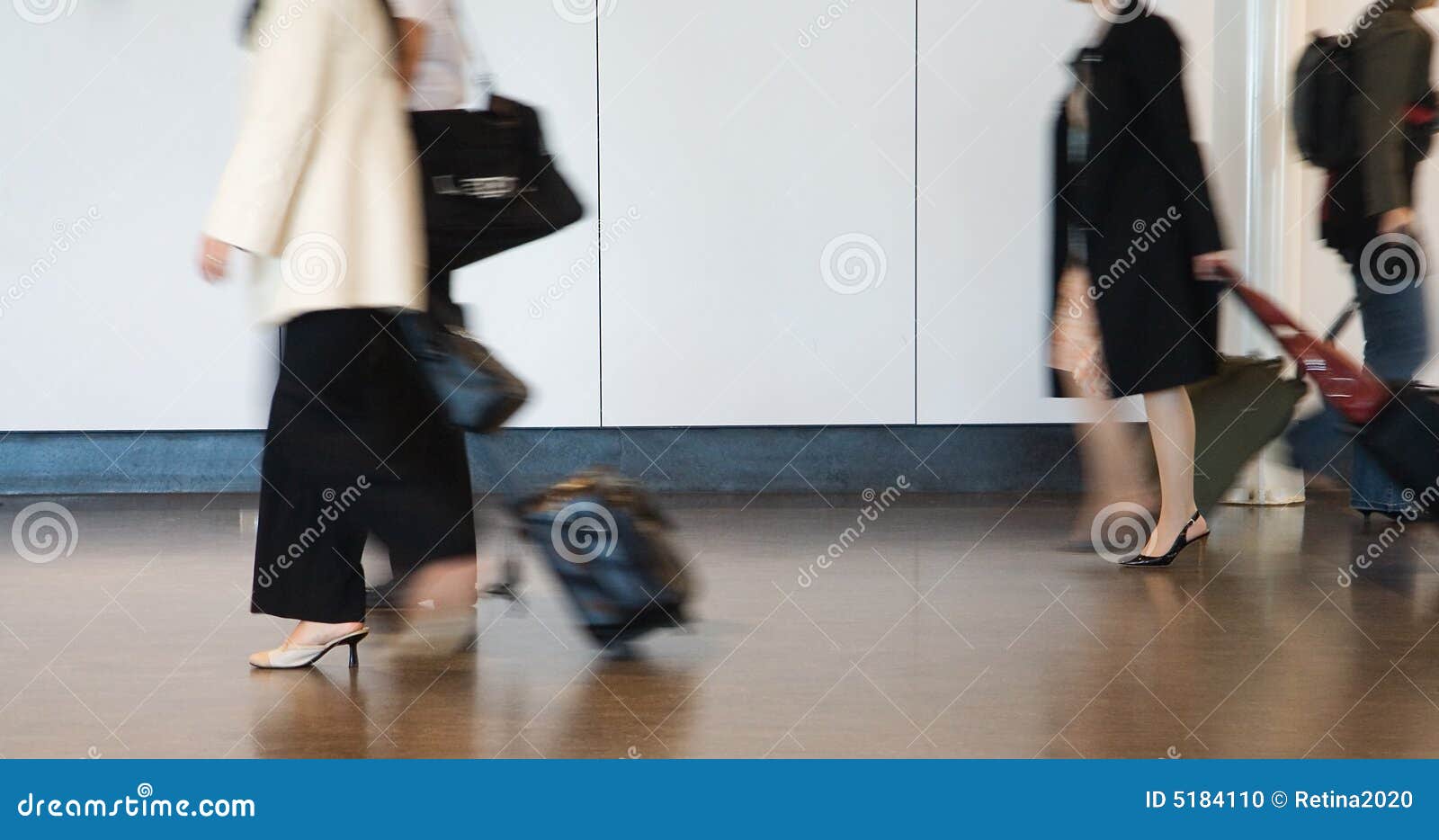 airport passengers rushing to connection