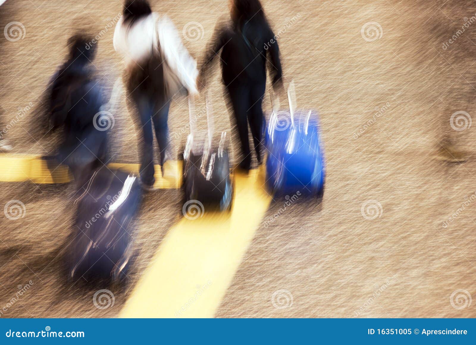 airport tourists in movement