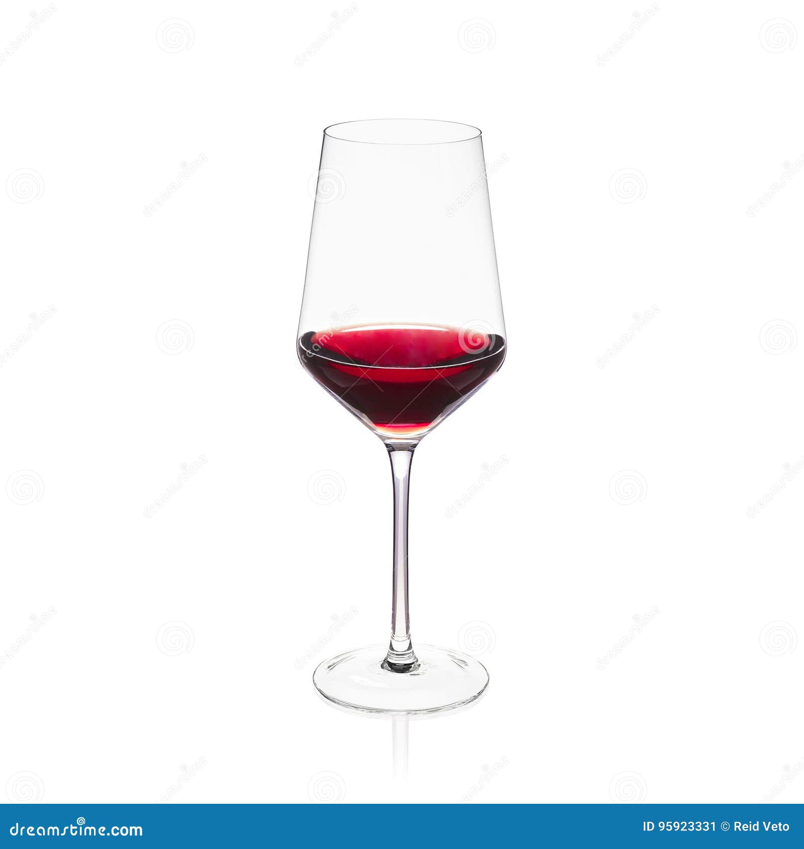 Aislante cristalino elegante de la copa de vino en el fondo blanco con el vino rojo. Copa de vino cristalina en el fondo blanco con el vino rojo en él