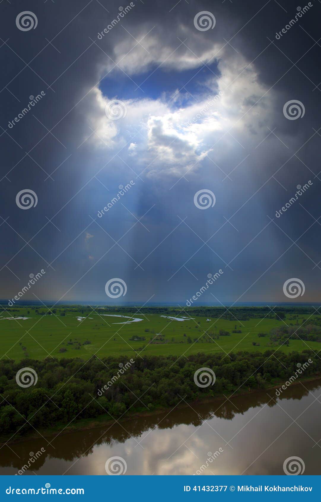 Ajardine com rio e fure em nuvens escuras. Ajardine com rio e fure nas nuvens escuras - vista da altura