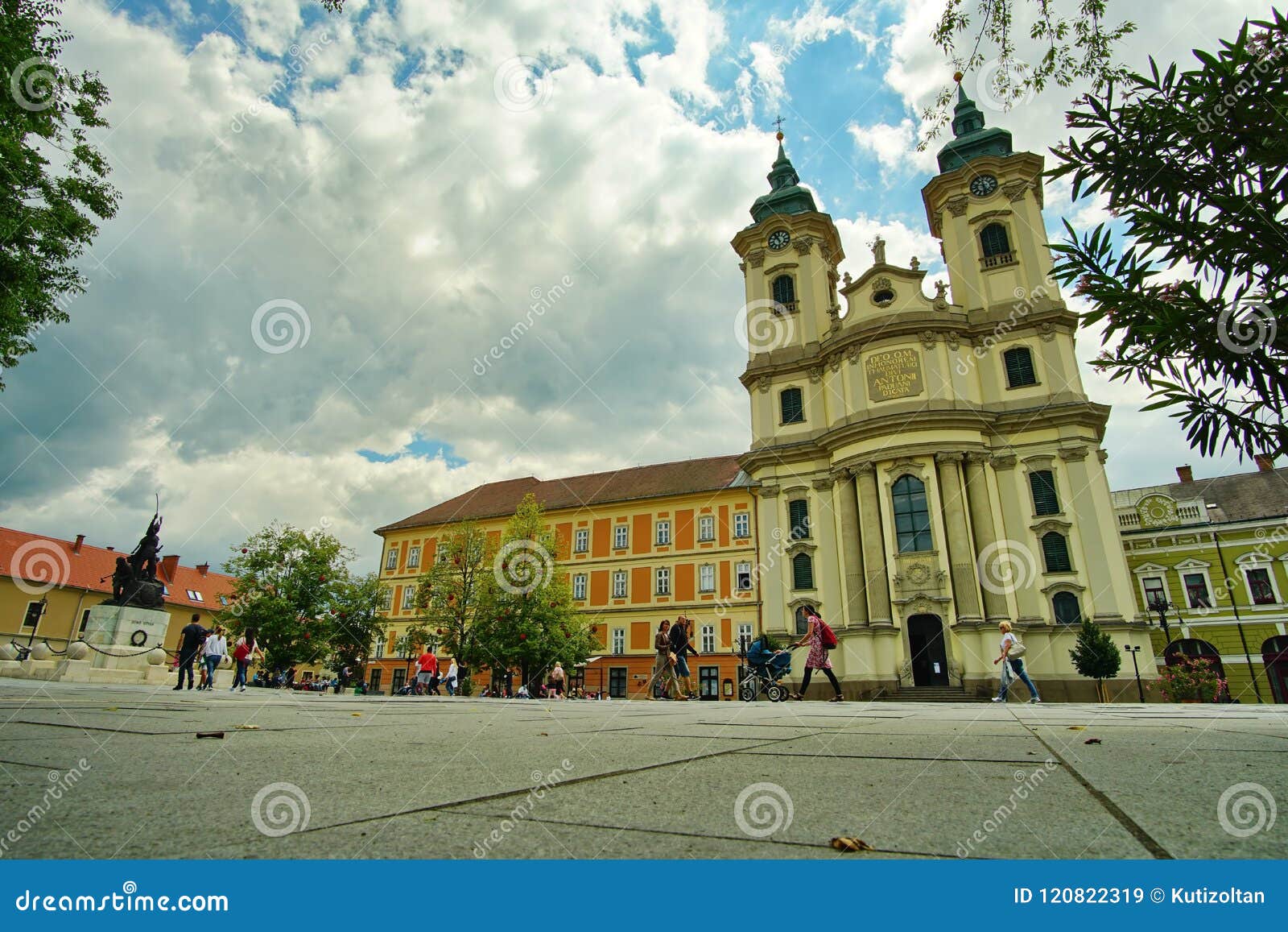 Ajardine do centro medieval de Eger, Hungria 2. Paisagem bonita do centro medieval de Eger com o céu azul nebuloso, Hungria