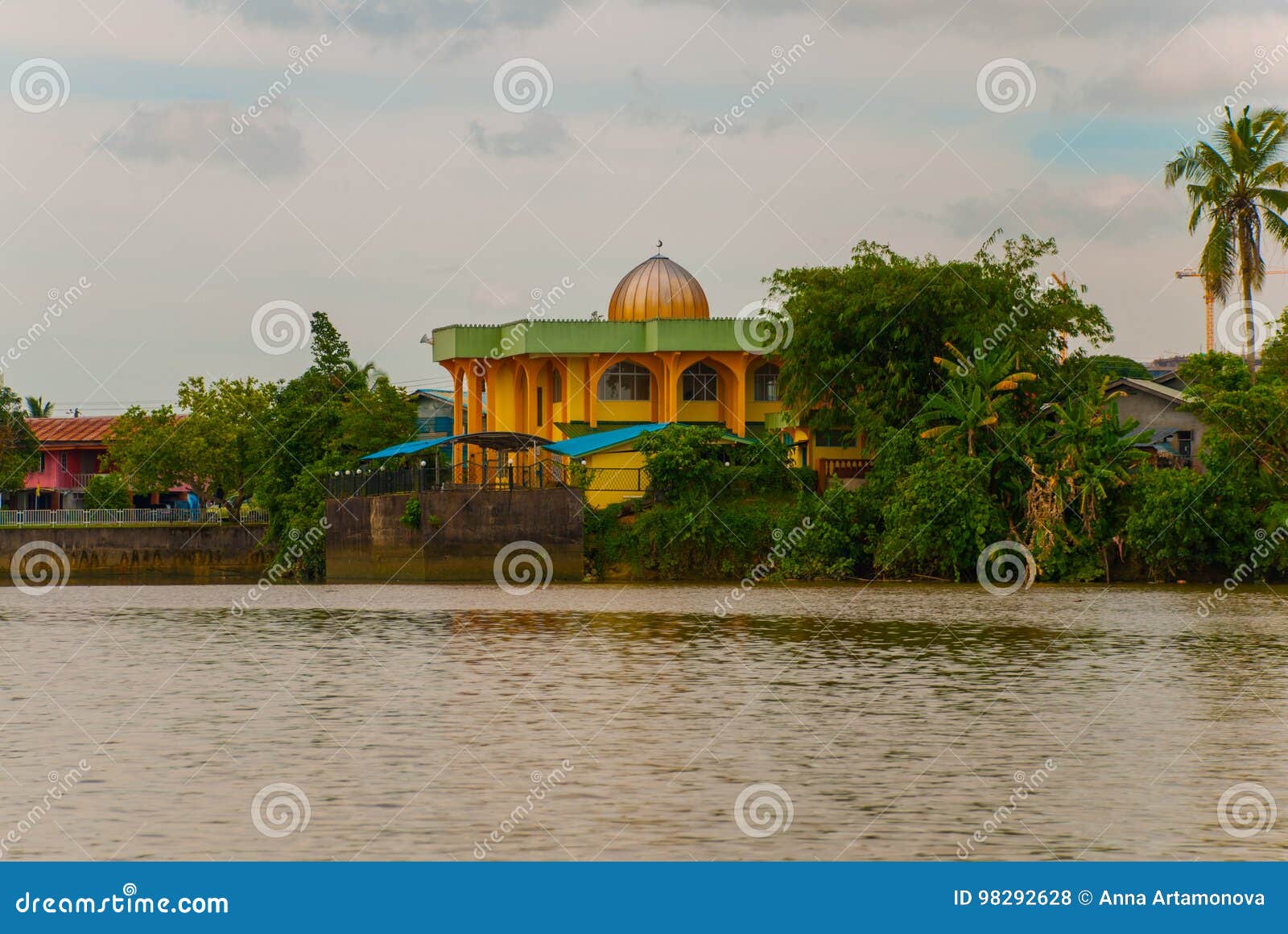 Ajardine la vista de la ciudad y del río de Sarawak Pequeña mezquita local tradicional Kuching, Borneo, Sarawak, Malasia