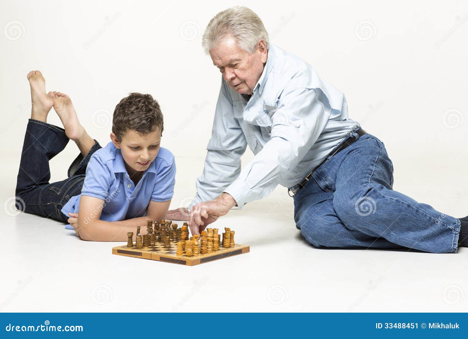 Дед с внуком играют в шашки. Внук с дедушкой и шахматы. Дедушка и внук играют в шахматы. Папа играет в шахматы с дедушкой. Ребенок играет в шахматы с дедом.
