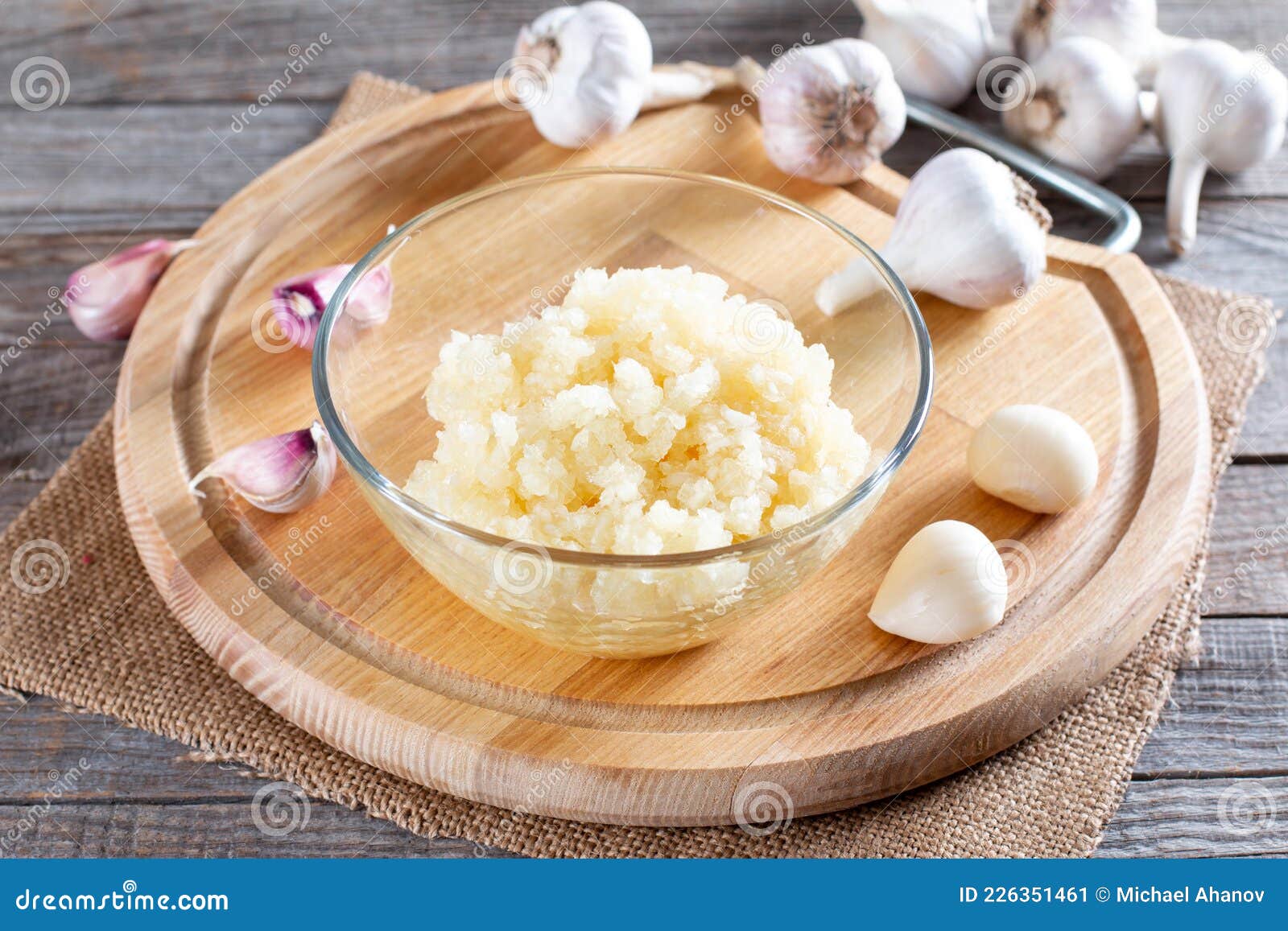 Ajo Congelado. Puré De Ajo Congelado Sobre La Mesa. Concepto De Comida  Congelada Imagen de archivo - Imagen de alimento, planta: 226351461