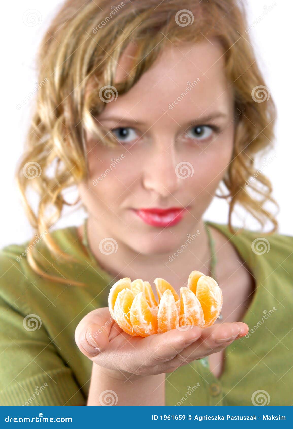 Ajuda você mesmo. A menina bonita está tentando com ele friut do mandarino