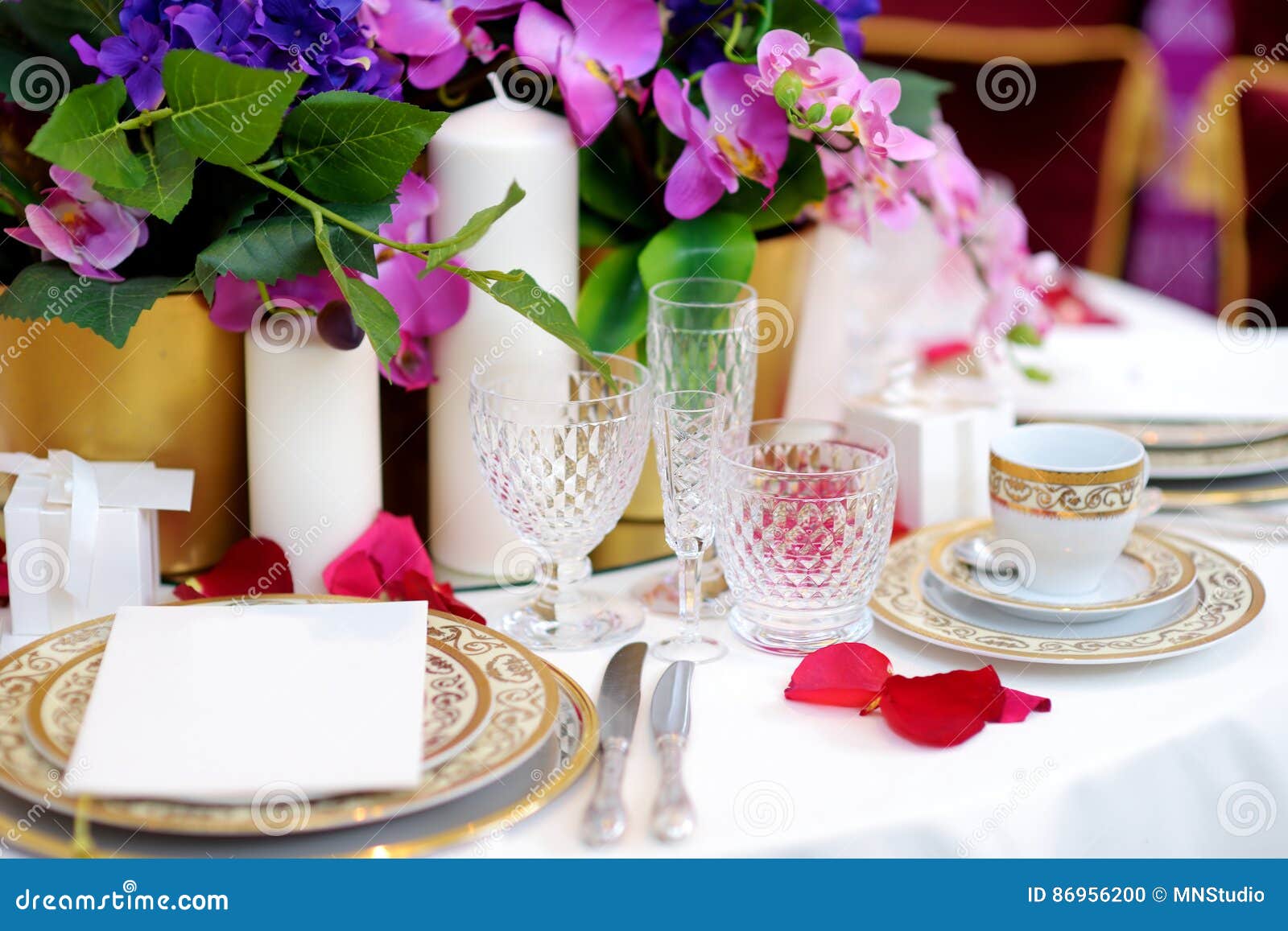 Ajuste hermoso de la tabla con loza y flores para el partido, la recepción nupcial o el otro evento festivo Cristalería y cubiertos para la cena abastecida del evento