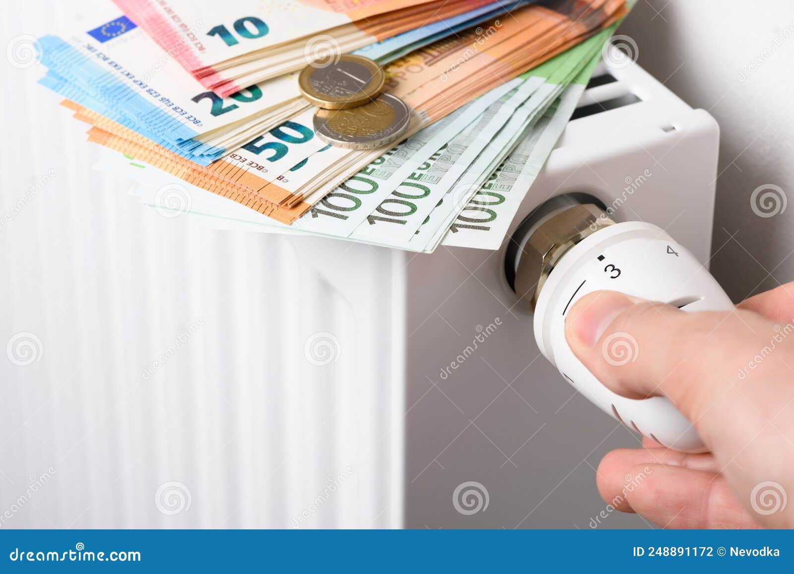 https://thumbs.dreamstime.com/z/ajuste-manual-del-pomo-de-la-v%C3%A1lvula-termostato-temperatura-radiador-sala-calefacci%C3%B3n-con-pilas-billetes-y-monedas-en-euros-%C3%A9l-248891172.jpg