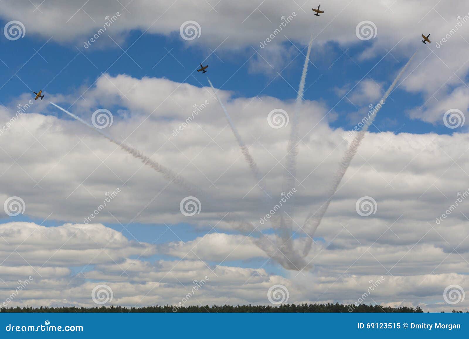 Minsk, czerwiec 21, 2014: Akrobatyczny wyczyn kaskaderski Hebluje RUS Aero L-159 ALCA na powietrzu Podczas lotnictwa wydarzenia sportowego Dedykującego 80th rocznica DOSAAF podstawa w Minsk na Czerwu 21, 2014 w Minsk, republika Białoruś