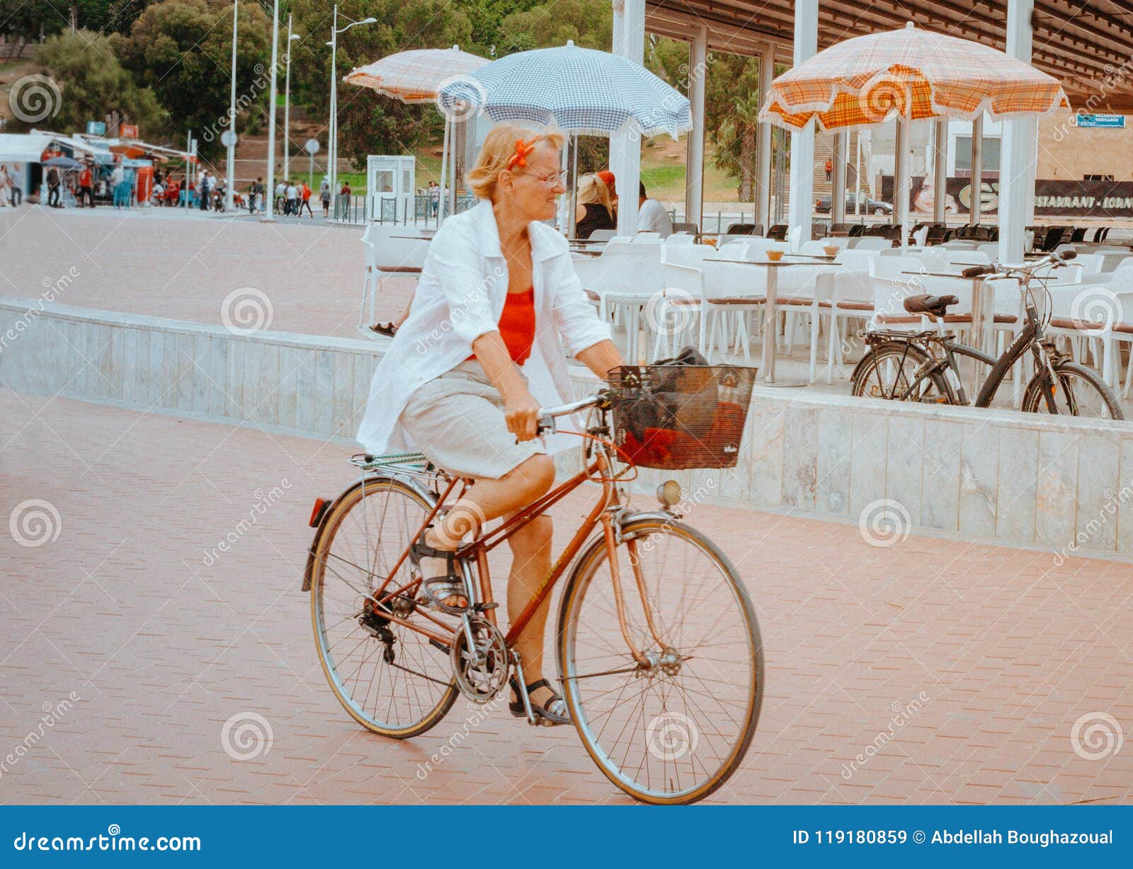 Aktive Alte Frau, Die Ein Fahrrad Reitet Redaktionelles