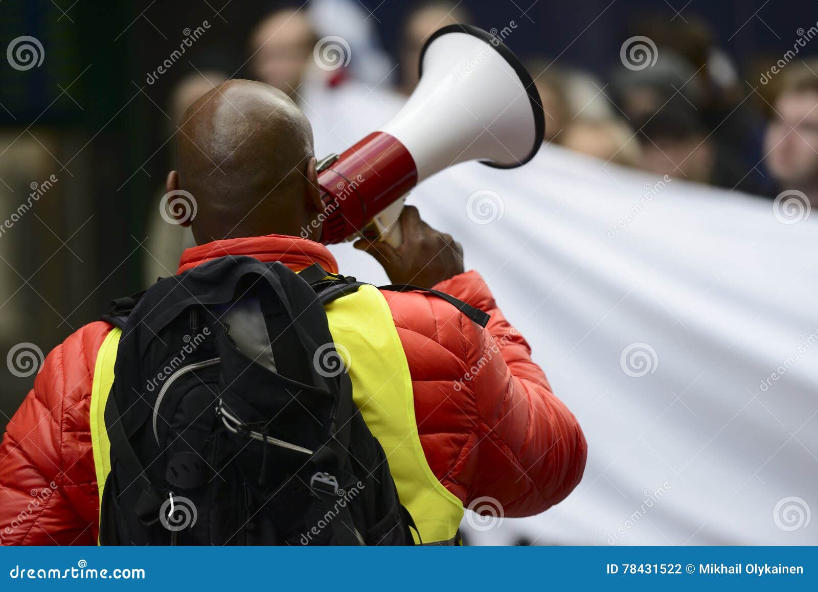 Aktivist mit dem Megaphon während eines Protestes