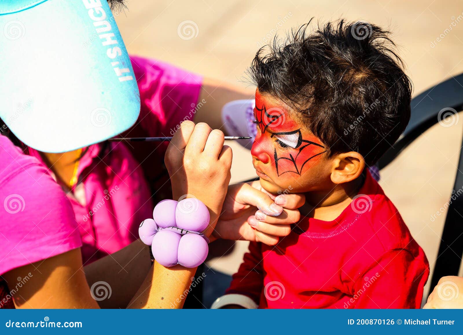 Al Festival Una Bambina Indiana Con Una Maschera Per Verniciare Il Viso Di  Un Ragno Fotografia Editoriale - Immagine di indiano, giochi: 200870126