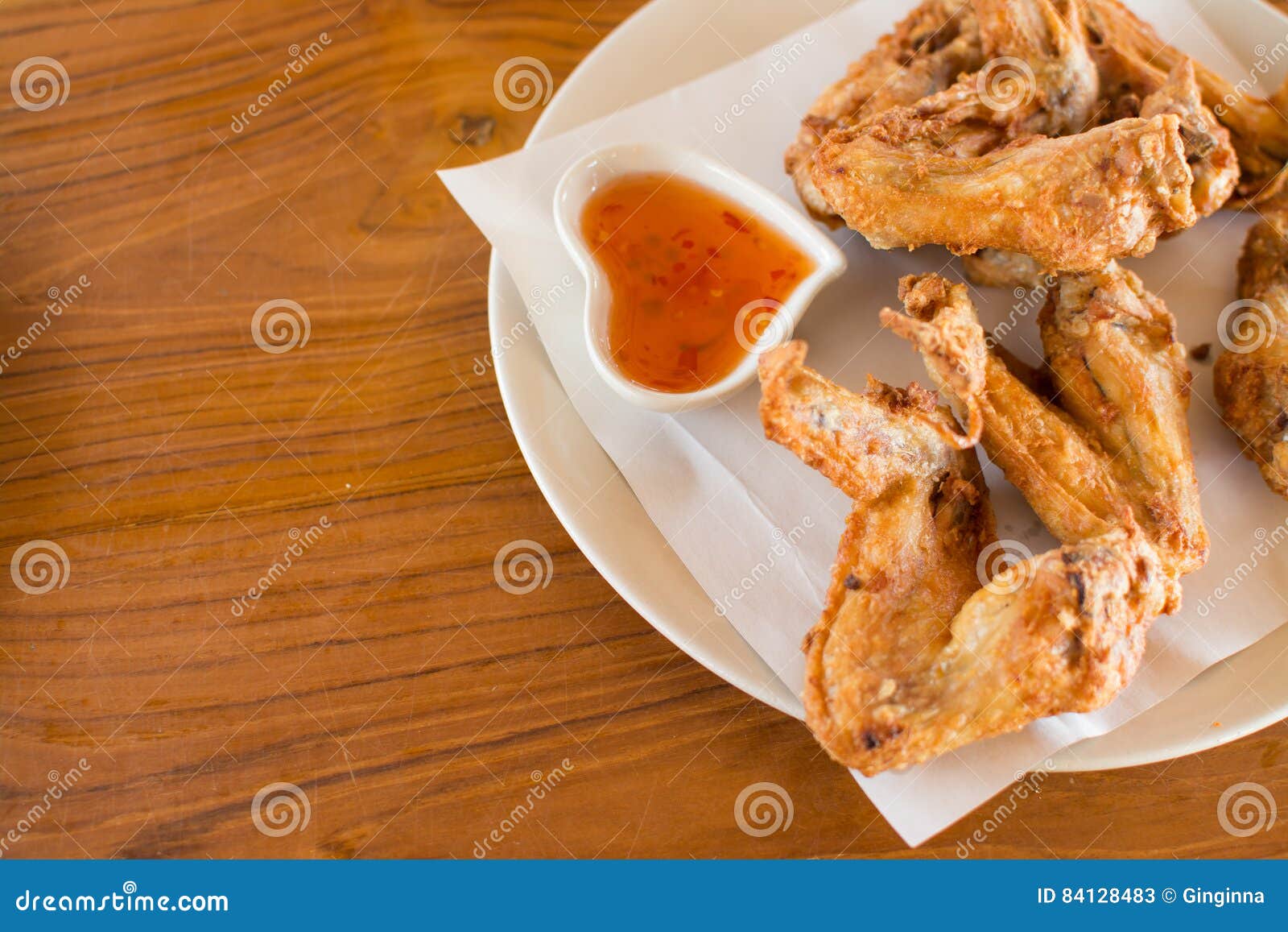 Ala de pollo frita en la tabla de madera