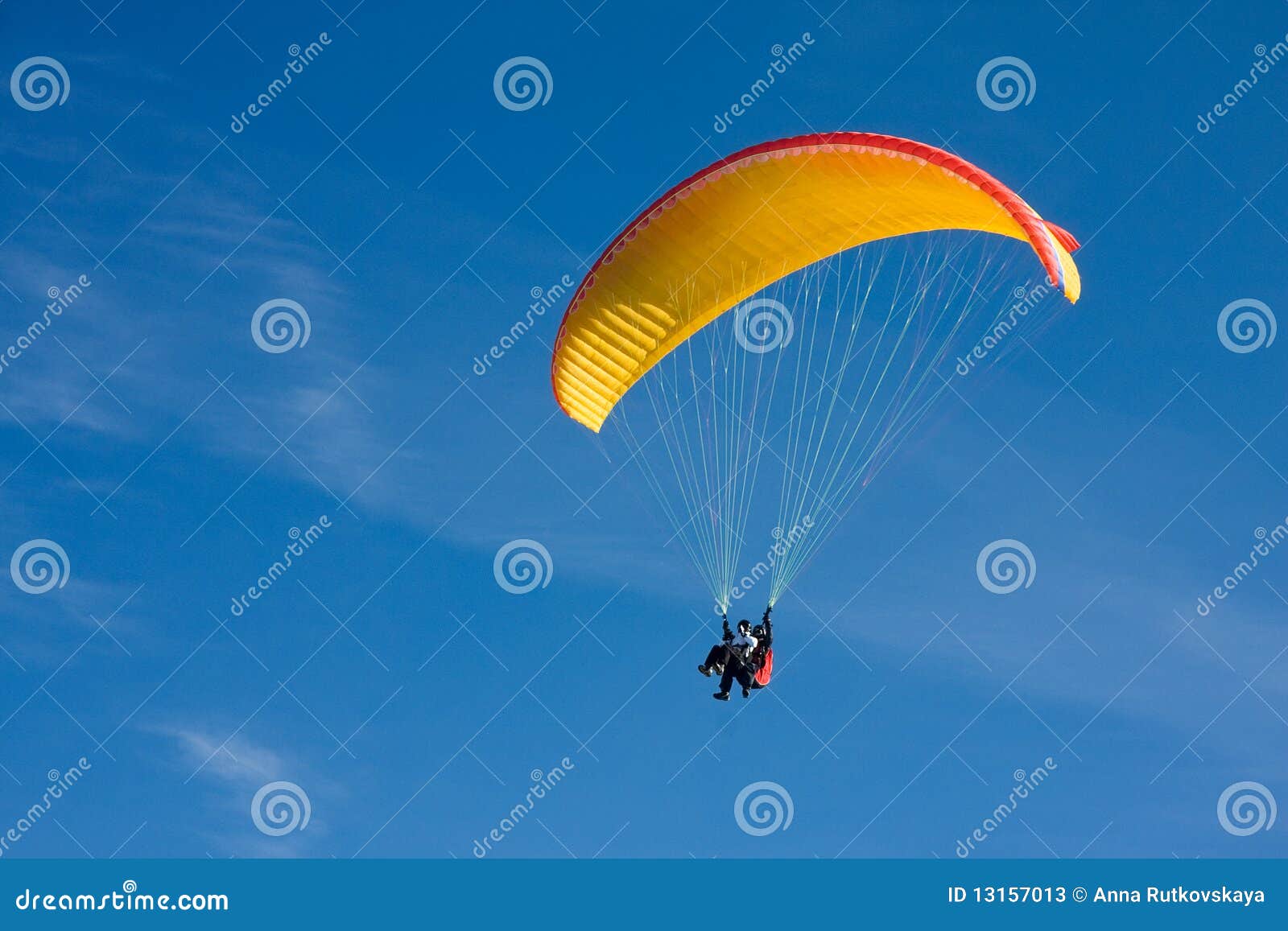 Ala flexible. Paragliding en Bulgaria sobre las montañas contra el cielo azul claro