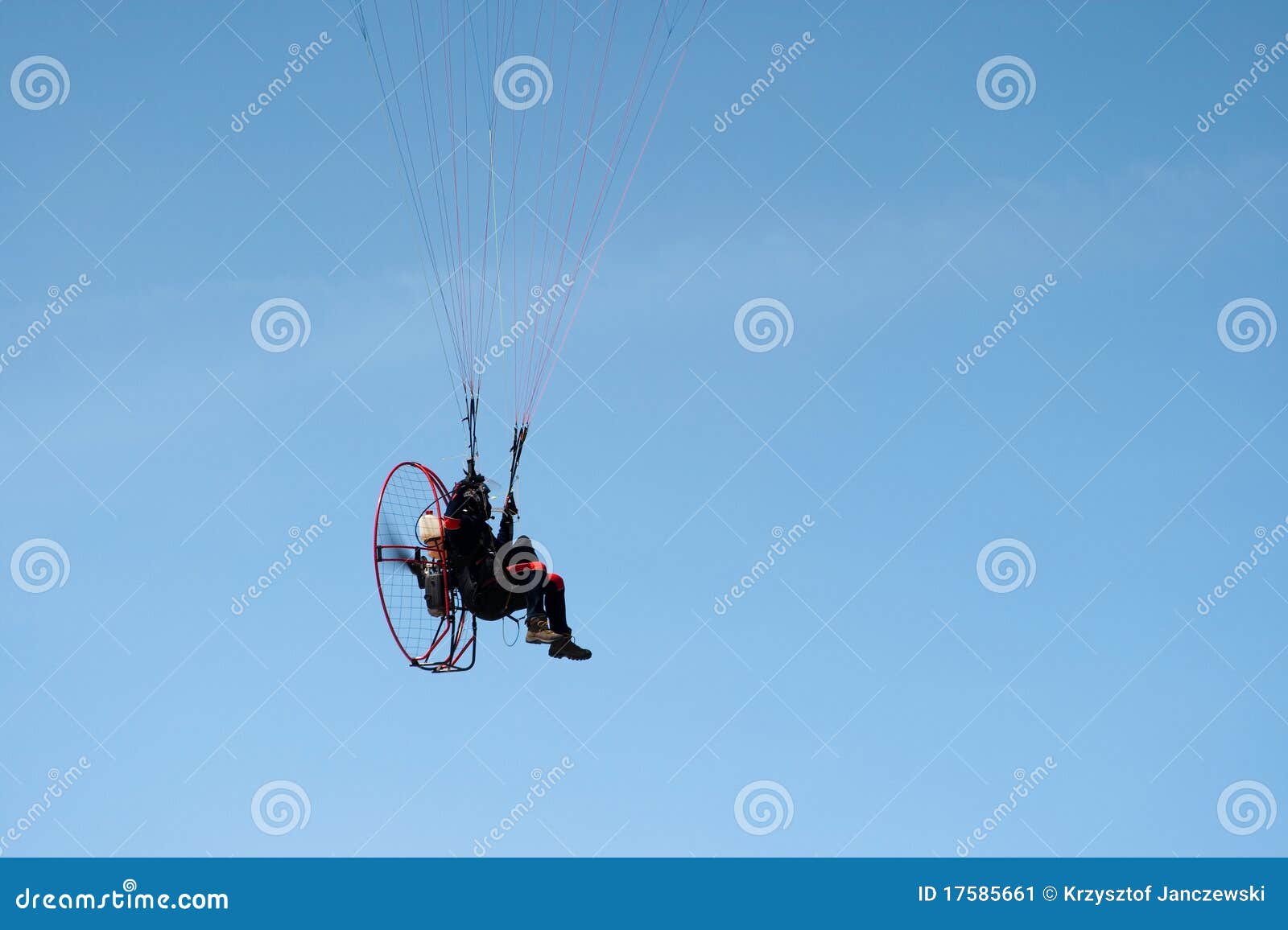 Vuelo del ala flexible a través del cielo.