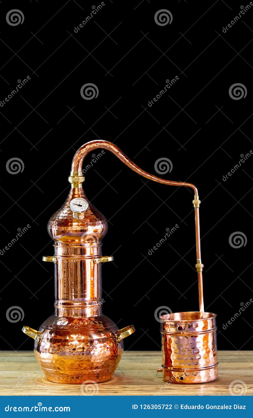 Alambic de cuivre photo stock. Image du distillation - 126305722