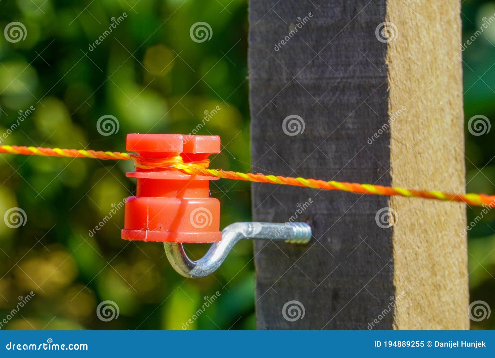 Alambre De Pastor Eléctrico En Un Soporte De Plástico Y Campos Verdes  Borrosos En El Fondo Imagen de archivo - Imagen de campo, seguridad:  194889255