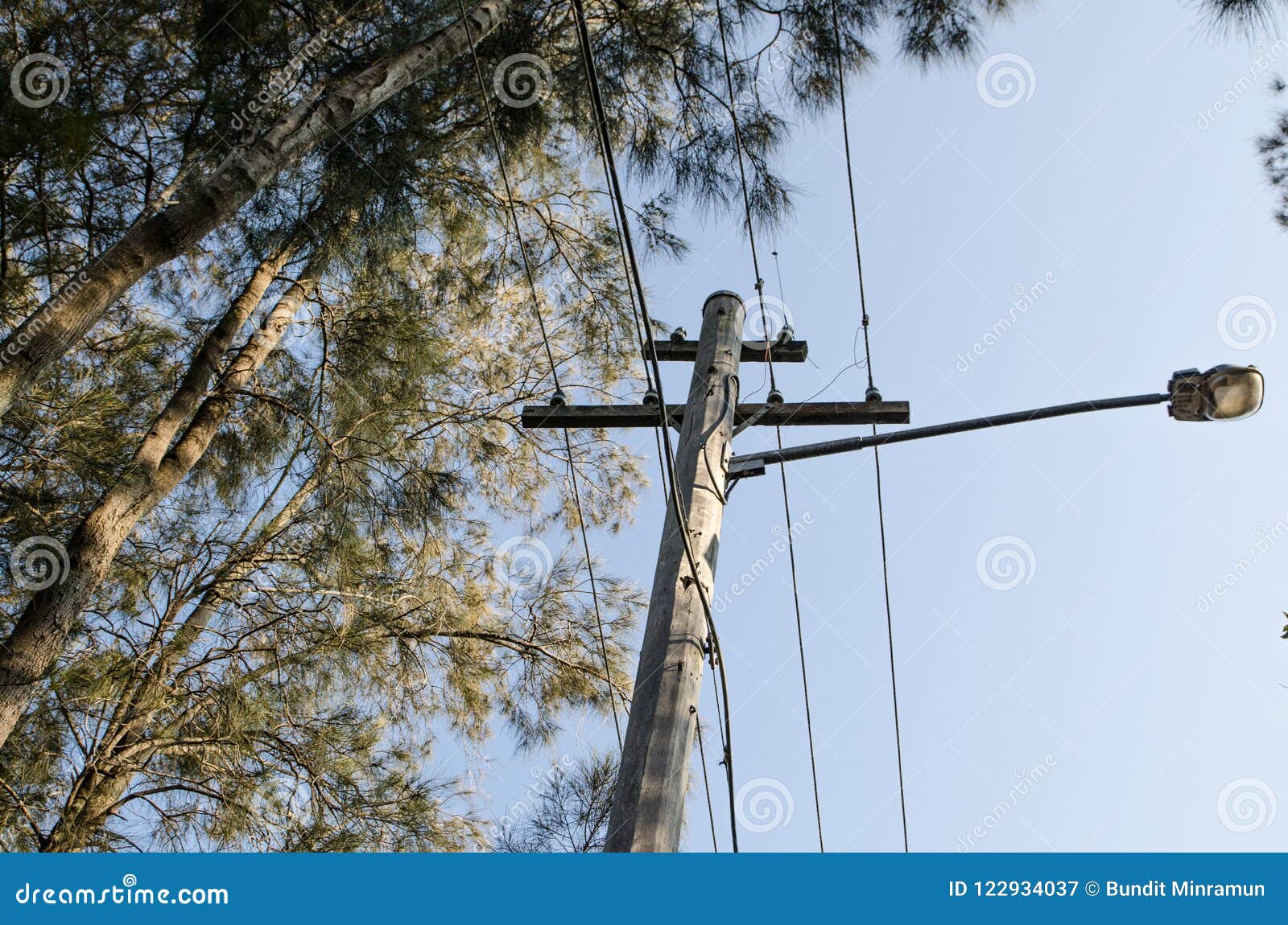 Poste De Luz Colgaba De Los Cables De Alimentación Eléctrica Y