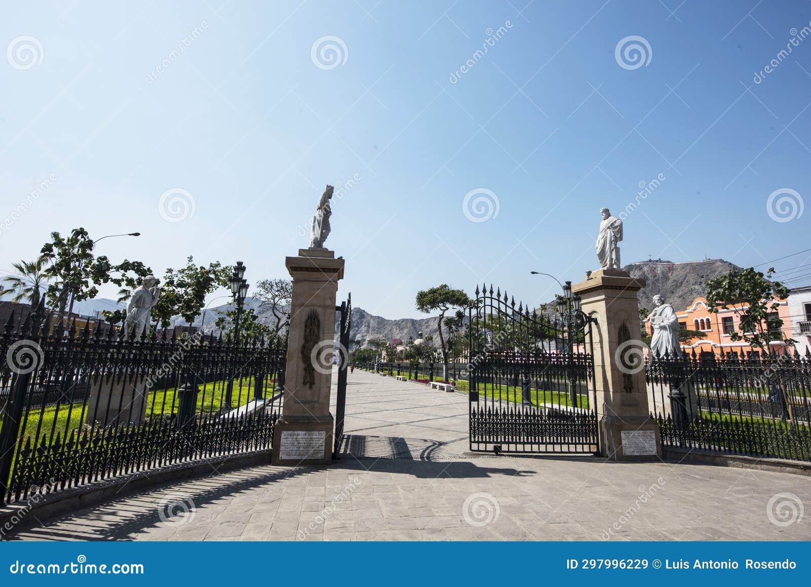 the alameda de los descalzos is an important avenue, public garden or promenade located in the rimac district in the city of lima