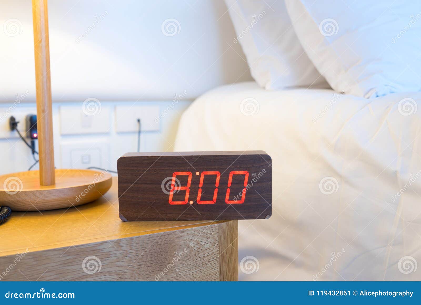 Буди в 8. Будильник 8 часов. Будильник 8 утра. Часы 8 утра. Кровать с будильником электронным.