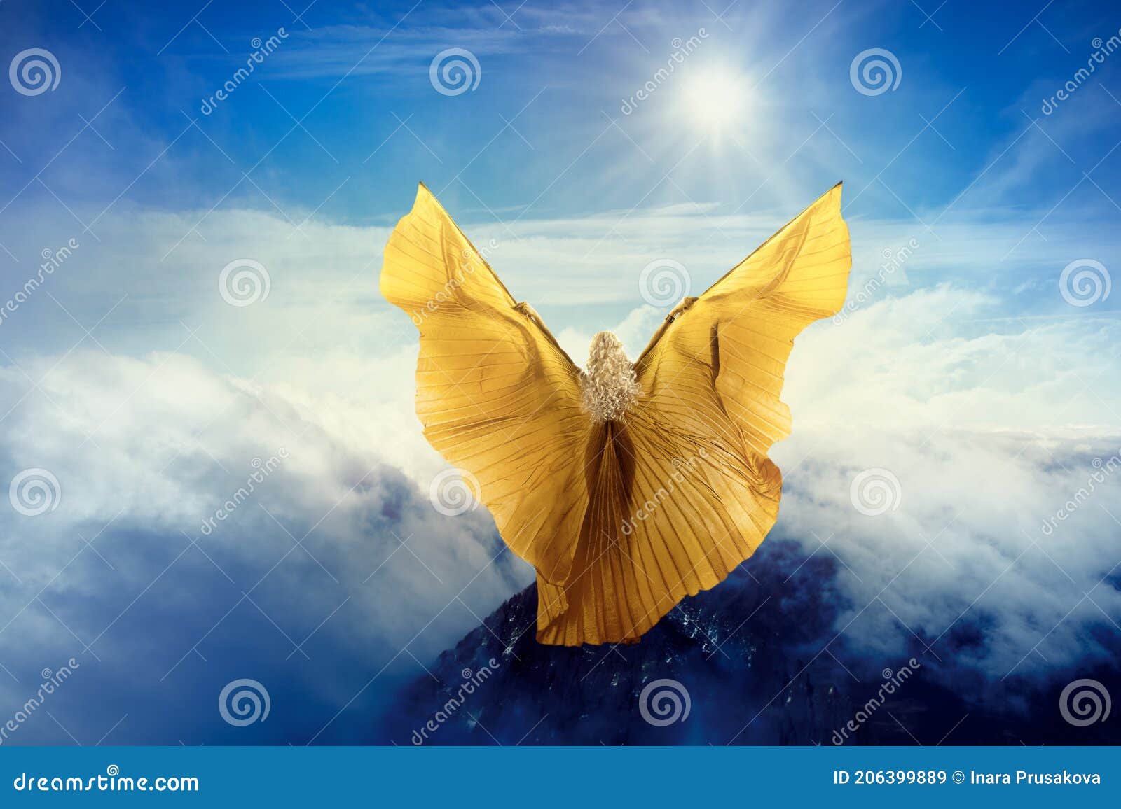 Alas De Mariposa Mujer Volando En Nubes Celestes Muchacha Parada En La Cima  De La Montaña En Vuelo Al Sol Imagen de archivo - Imagen de hada, humano:  206399889