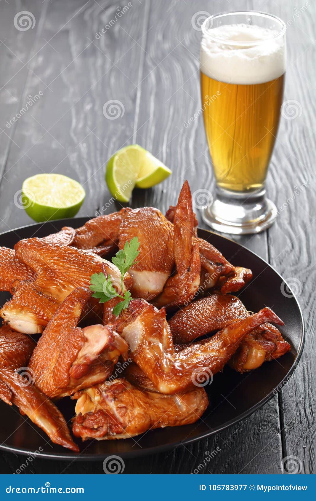 Alas De Pollo Con La Cerveza En Un Vidrio Imagen de archivo - Imagen de  comida, perejil: 105783977