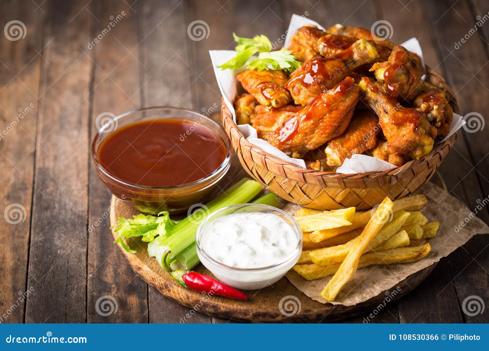 Alas De Pollo Con Las Inmersiones En La Tabla De Madera Foto de archivo -  Imagen de tarjeta, cena: 108530366