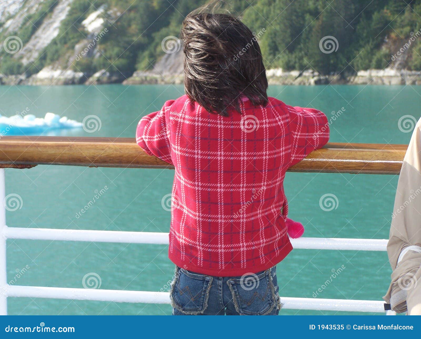 Alaska. Junges Mädchen, das die alaskischen Fjorde überwacht