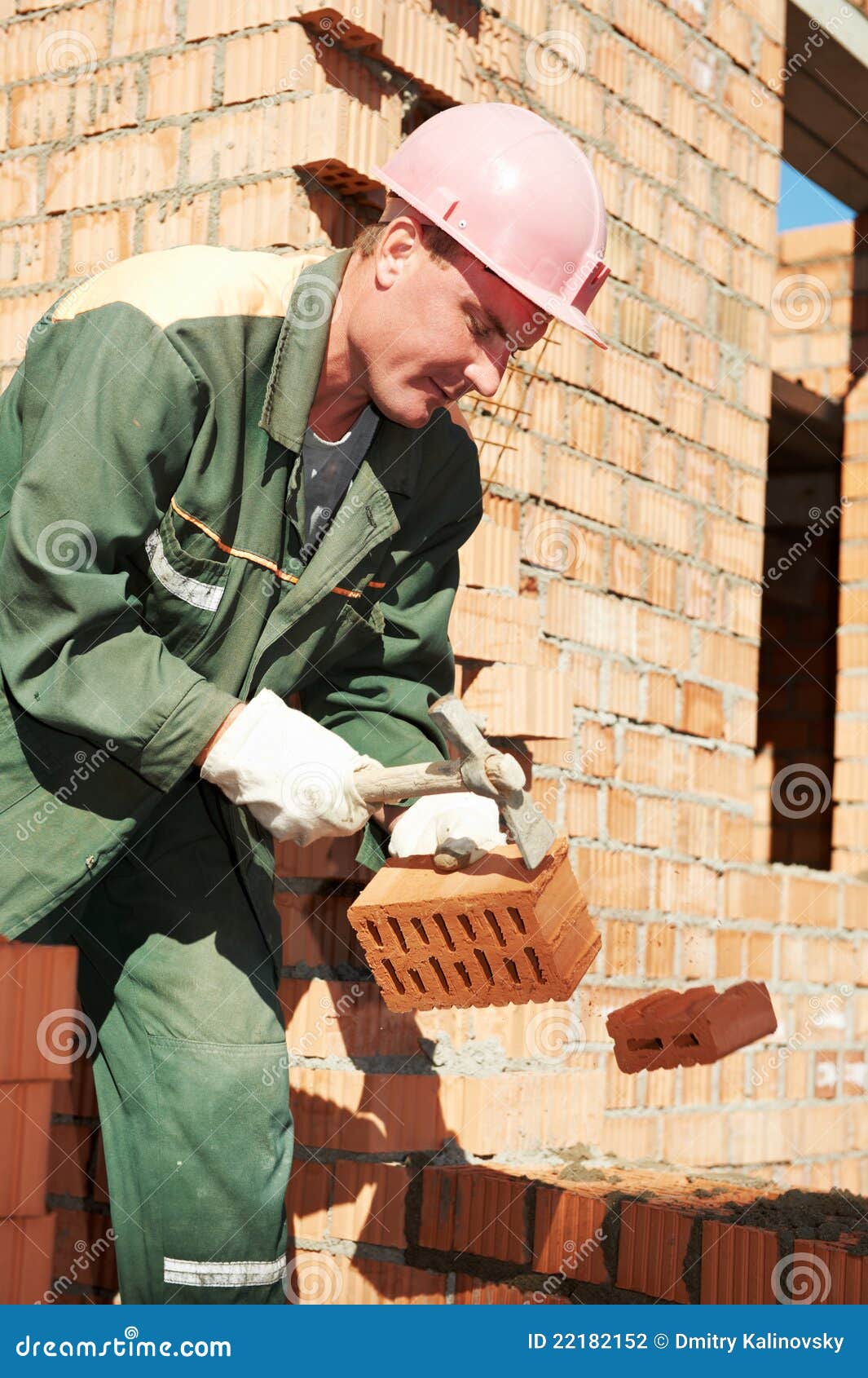 Каменщик the bricklayer 2023 сша. Каменщики. Каменщик грязный. Профессиональные болезни каменщиков. Цемент красный кирпич работник.