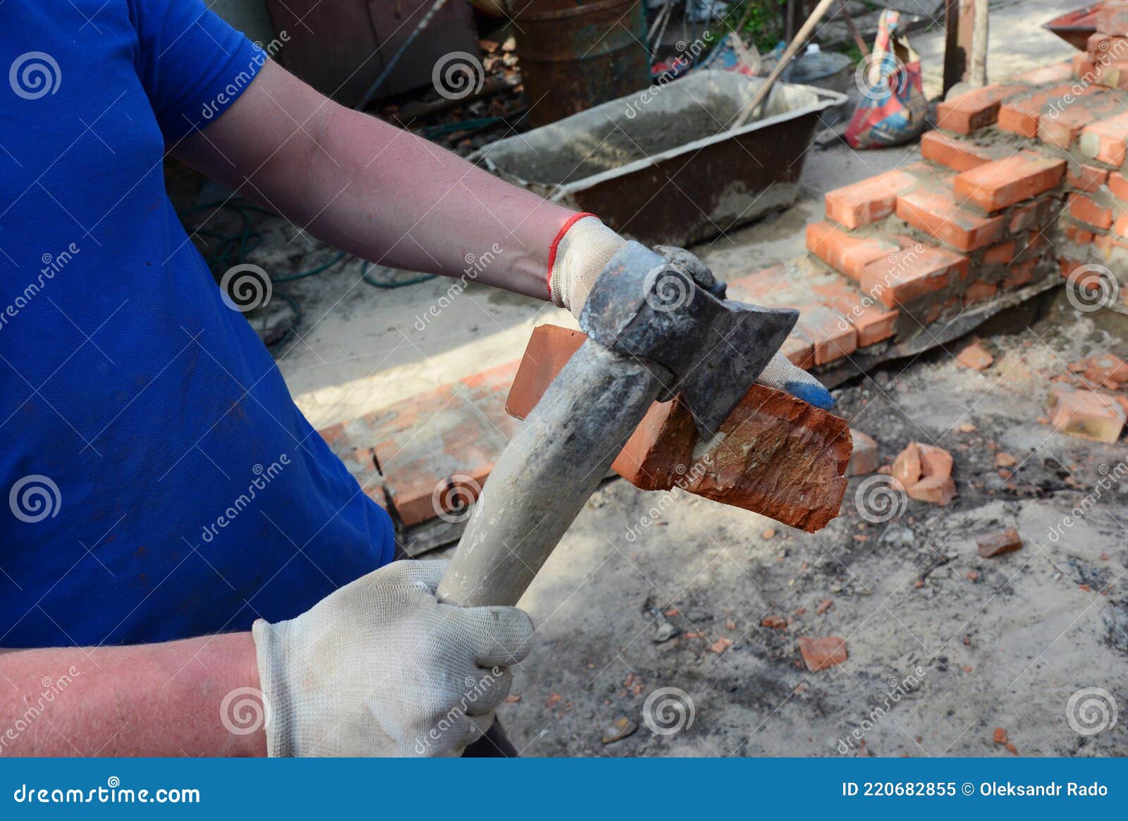 Excavación vaso Sinewi Albañilería. Cómo Cortar a Mano Un Ladrillo. Un Albañil Está Cortando Un  Ladrillo Usando Una Herramienta De Mampostería Y Un Hacha Imagen de archivo  - Imagen de hacha, trabajador: 220682855