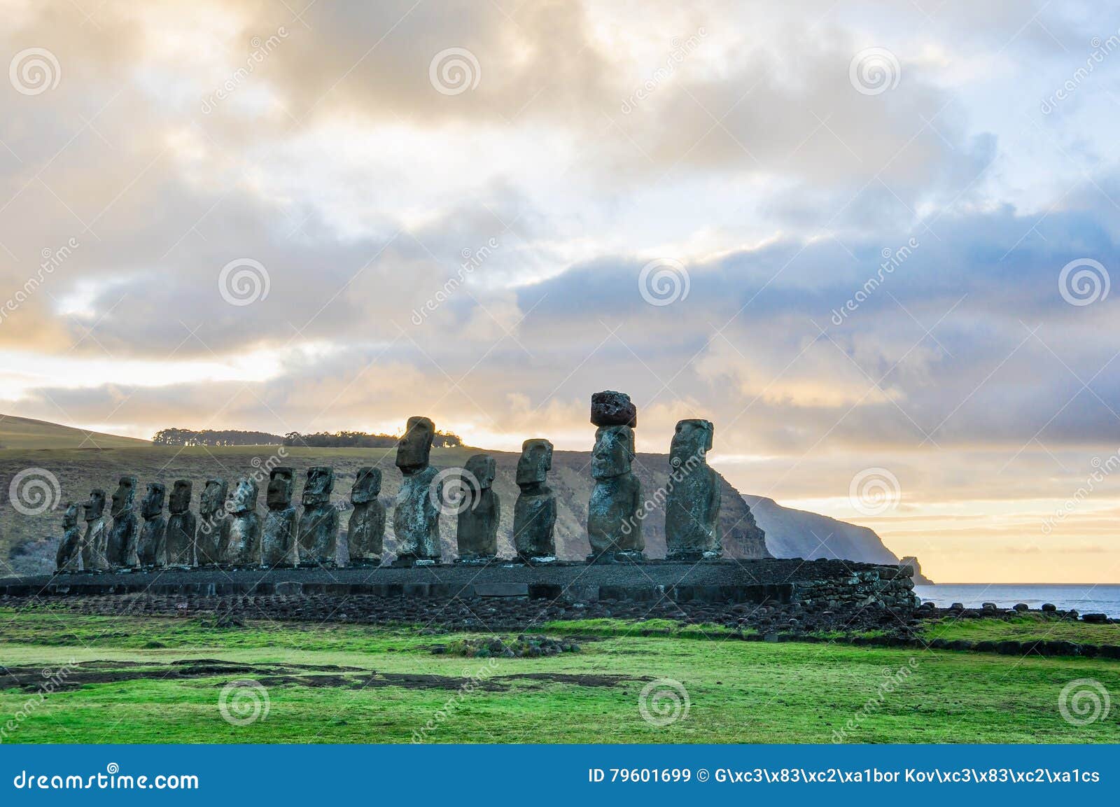Alba al Ahu Tongariki nell'isola di pasqua, Cile. Foto di HDR dell'alba al sito di moai di Ahu Tongariki sulla costa dell'isola di pasqua, Cile