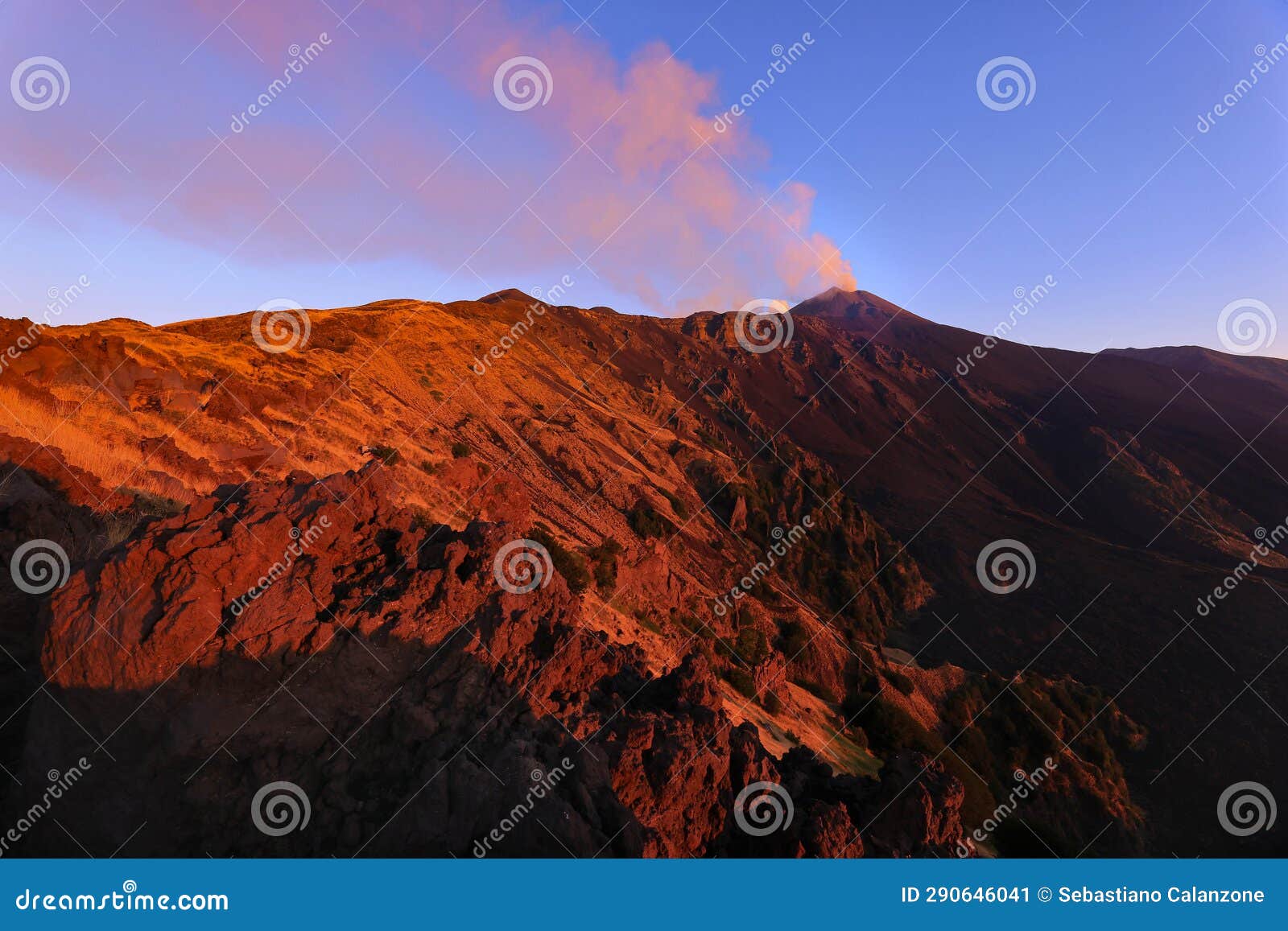 alba con suggestive luci sull'etna e vista nella valle del bove - il vulcano di sicilia