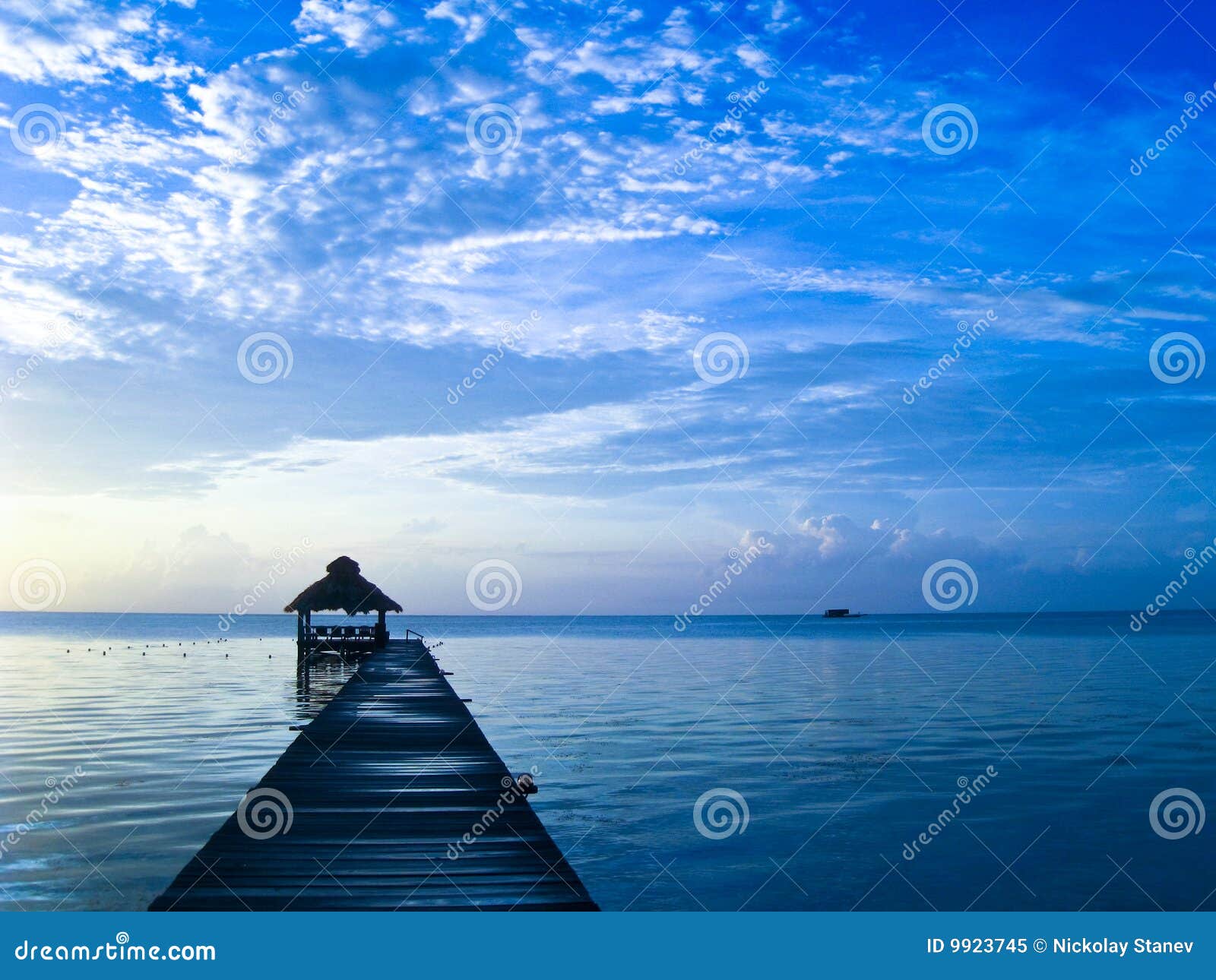 Alba di Belize. Indicatore luminoso freddo ad alba in Ambergris Caye, Belize.