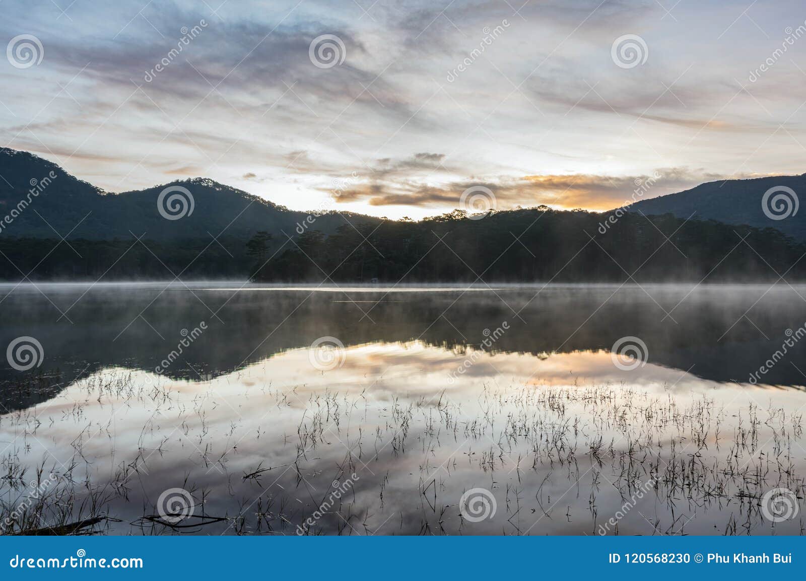 Alba o alba nel lago. Paesaggio meraviglioso dell'alba quando riflettono fuori dal lago Il contrasto dell'acqua e del cielo, aumenta la bellezza dell'immagine e della nebbia ritenere rilassato mentre guardando