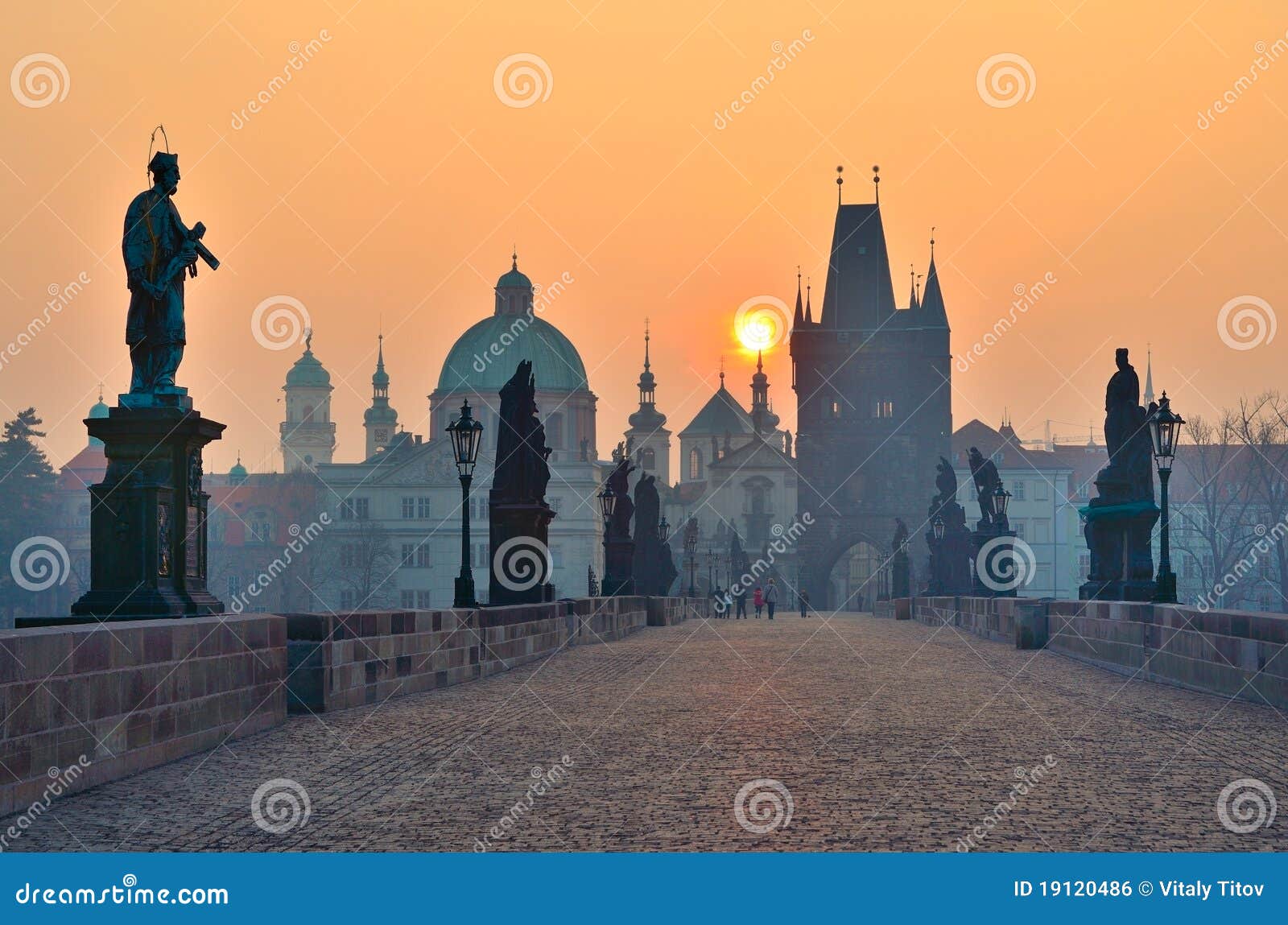 Alba sopra Praga, sguardo dal ponticello del Charles. L'alba sopra Praga - osservi dal ponticello del Charles, primo mattino