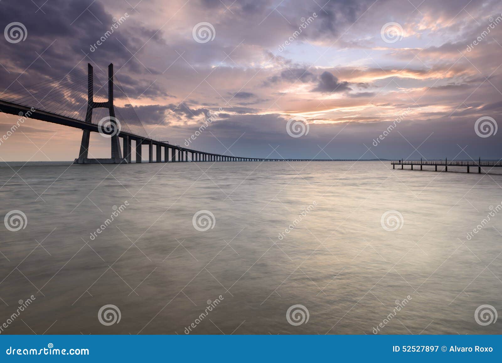 Alba stupefacente in Vasco da Gama Bridge. E Vasco da Gama Bridge attraversa il Tago ed è uno dei ponti più lunghi nel mondo