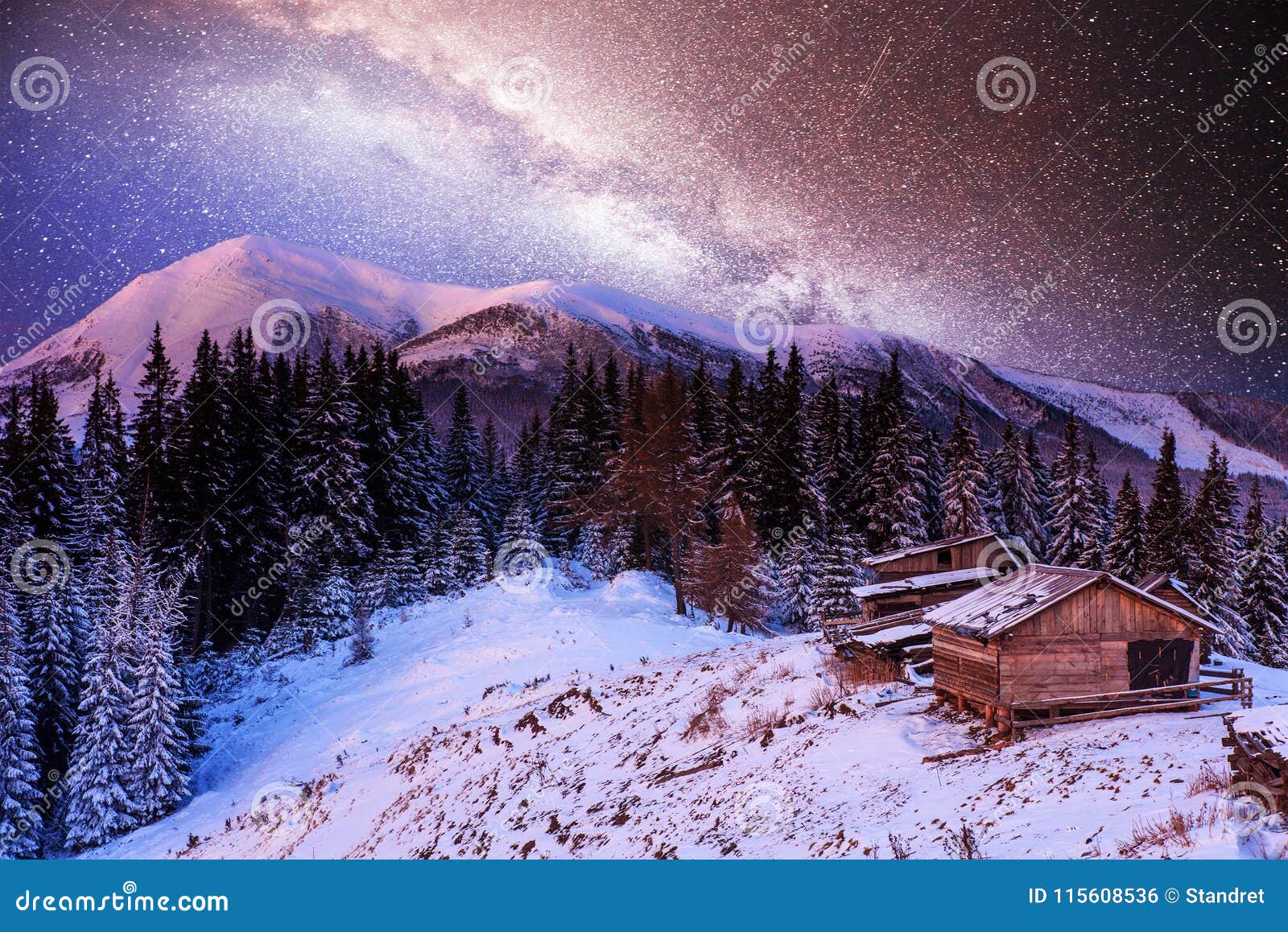 Alberi Innevati E Paesino Di Montagna Di Inverno Magico Paesaggio Di Inverno Cielo Notturno Vibrante Con Le Stelle E La Nebulosa Fotografia Stock Immagine Di Fairytale Background