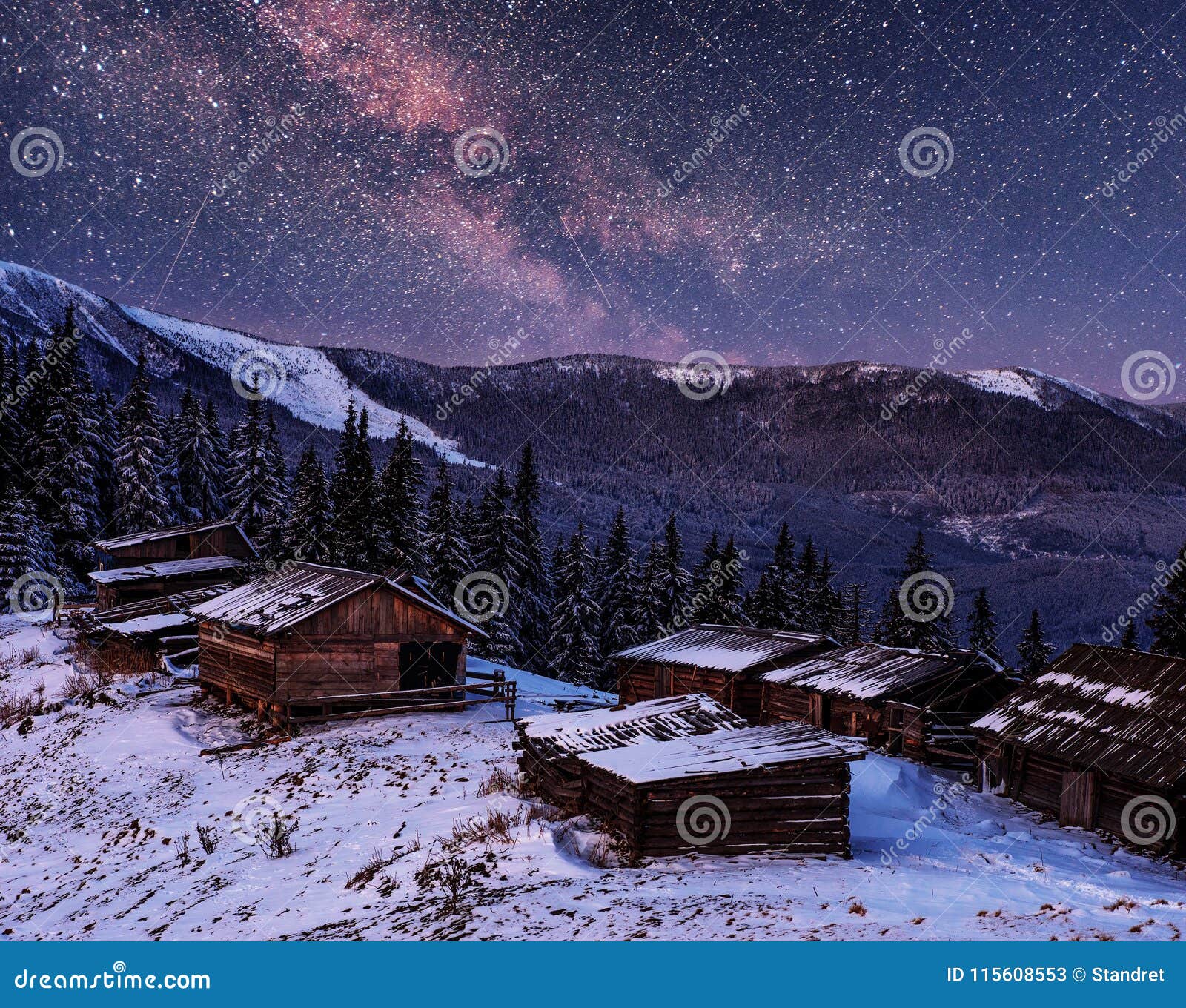 Alberi Innevati E Paesino Di Montagna Di Inverno Magico Paesaggio Di Inverno Cielo Notturno Vibrante Con Le Stelle E La Nebulosa Immagine Stock Immagine Di Paesaggio Alpe