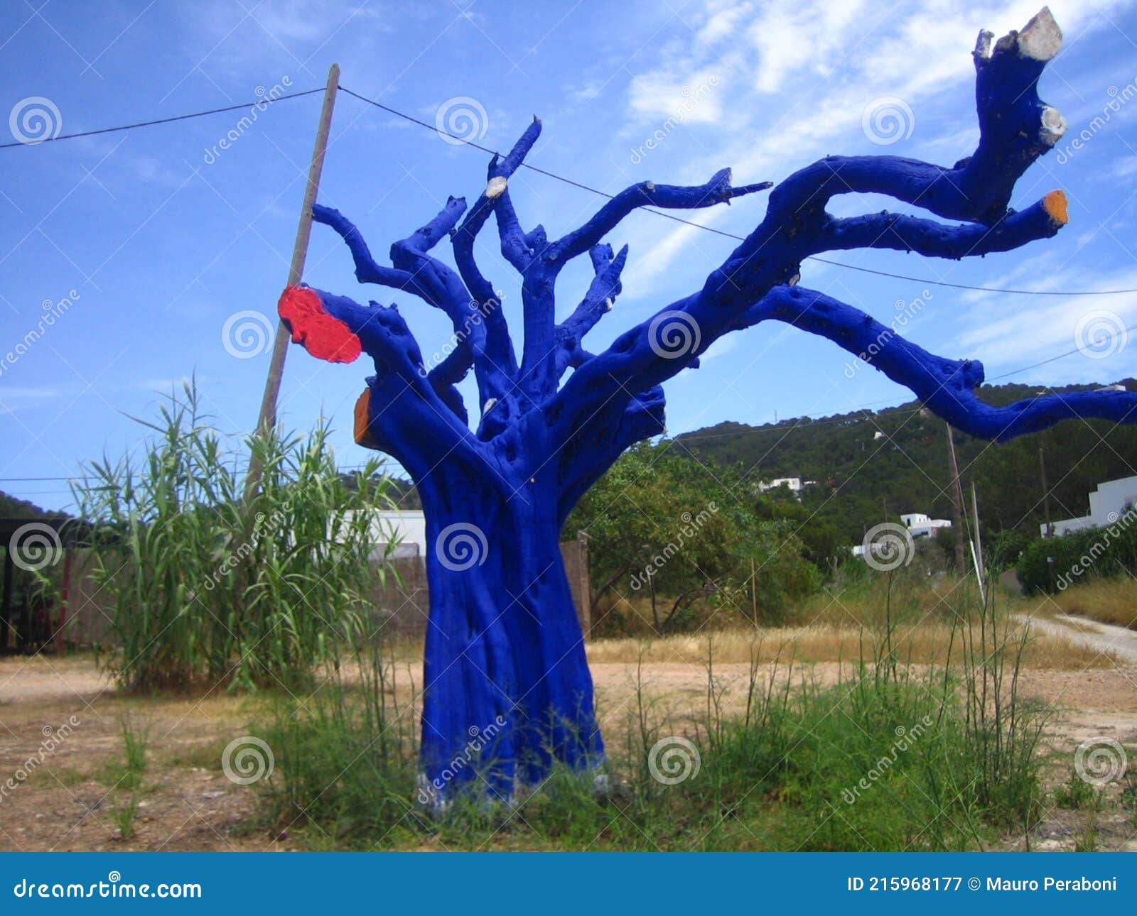 albero artistico dipinto di blu e rosso