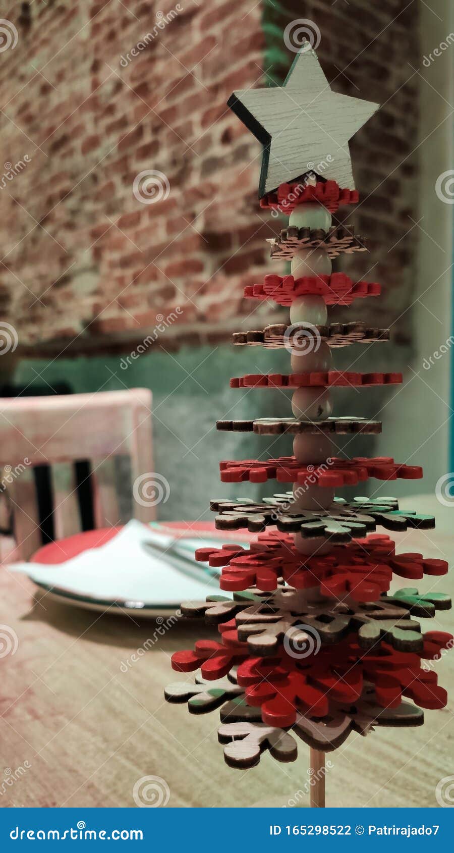 Pasti Di Natale.Albero Di Legno Sul Tavolo Con Piatto Che Illustra I Pasti Di Natale Al Ristorante Fotografia Stock Immagine Di Piastra Wooden 165298522