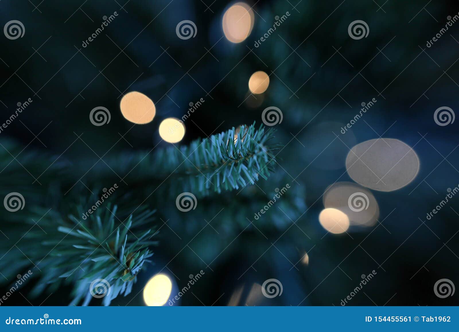 Albero Di Natale Con Luci Bianche Albero Di Natale Artificiale Tradizionale Con Le Luci Bianche Nel Fondo