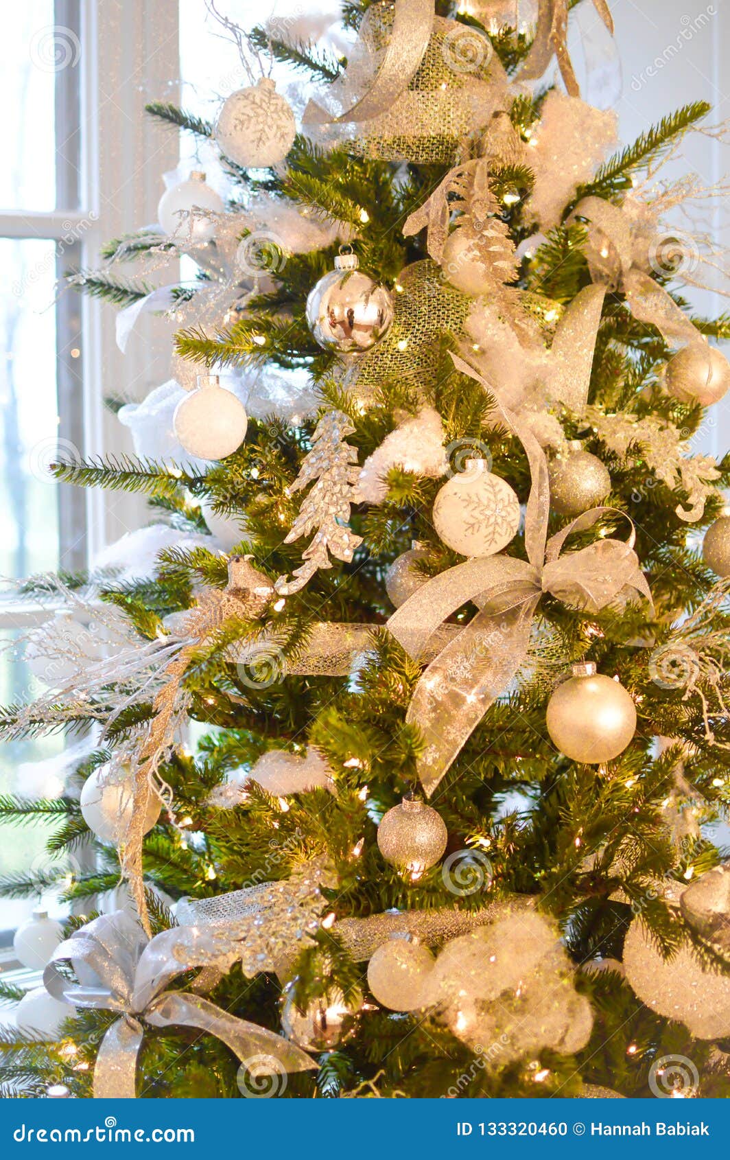 Decorazioni Albero Di Natale Con Foto.Albero Di Natale Con Le Decorazioni D Argento E Bianche Fotografia Stock Immagine Di Bianco Ornamenti 133320460