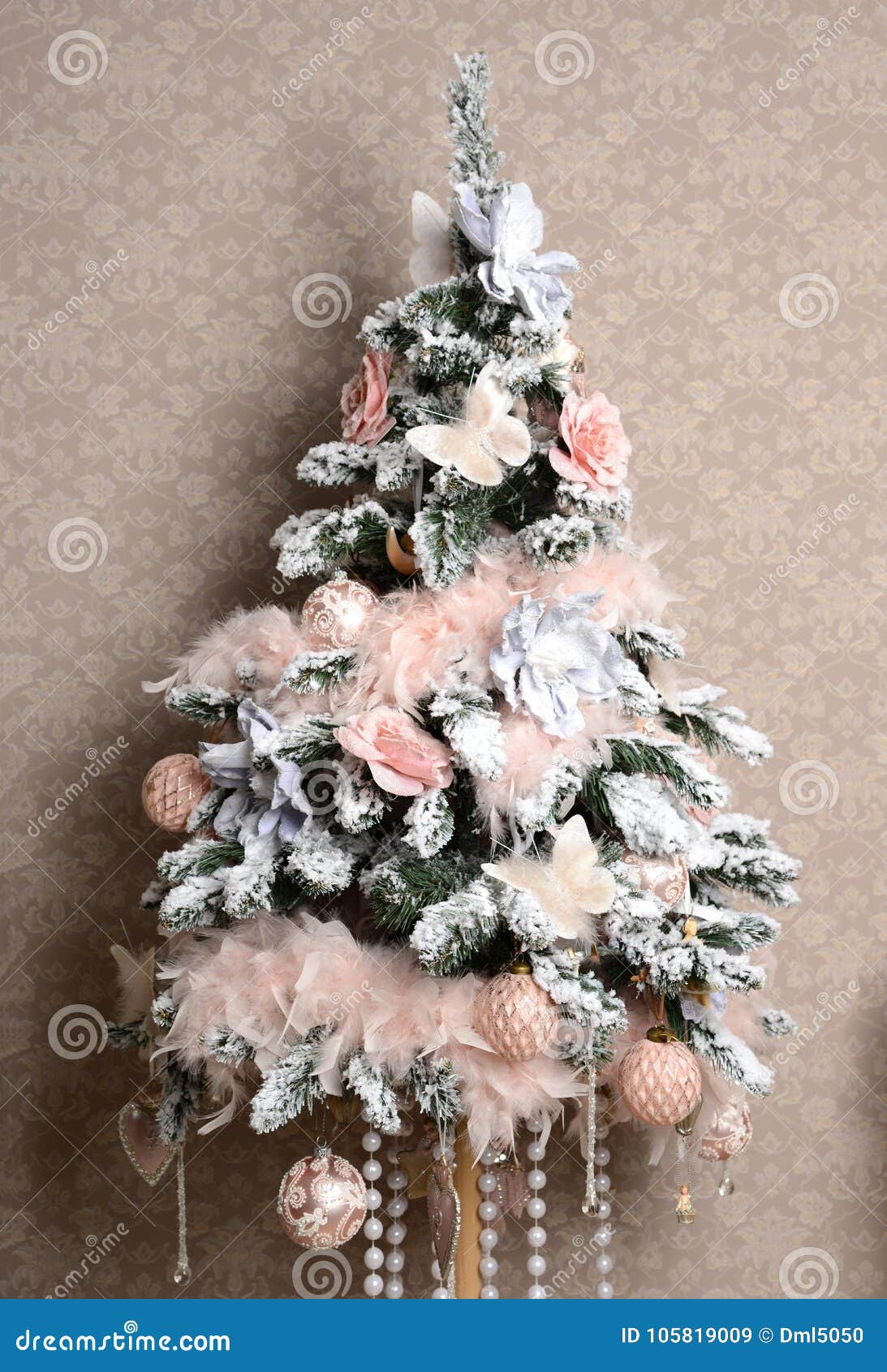 Albero Di Natale Bianco Rosa E Argento.Albero Di Natale Con Le Farfalle Rosa E Bianche Dei Fiori Artificiali Dell Ornamento Della Rappezzatura Per Il Nuovo Anno Immagine Stock Immagine Di Festive Bello 105819009