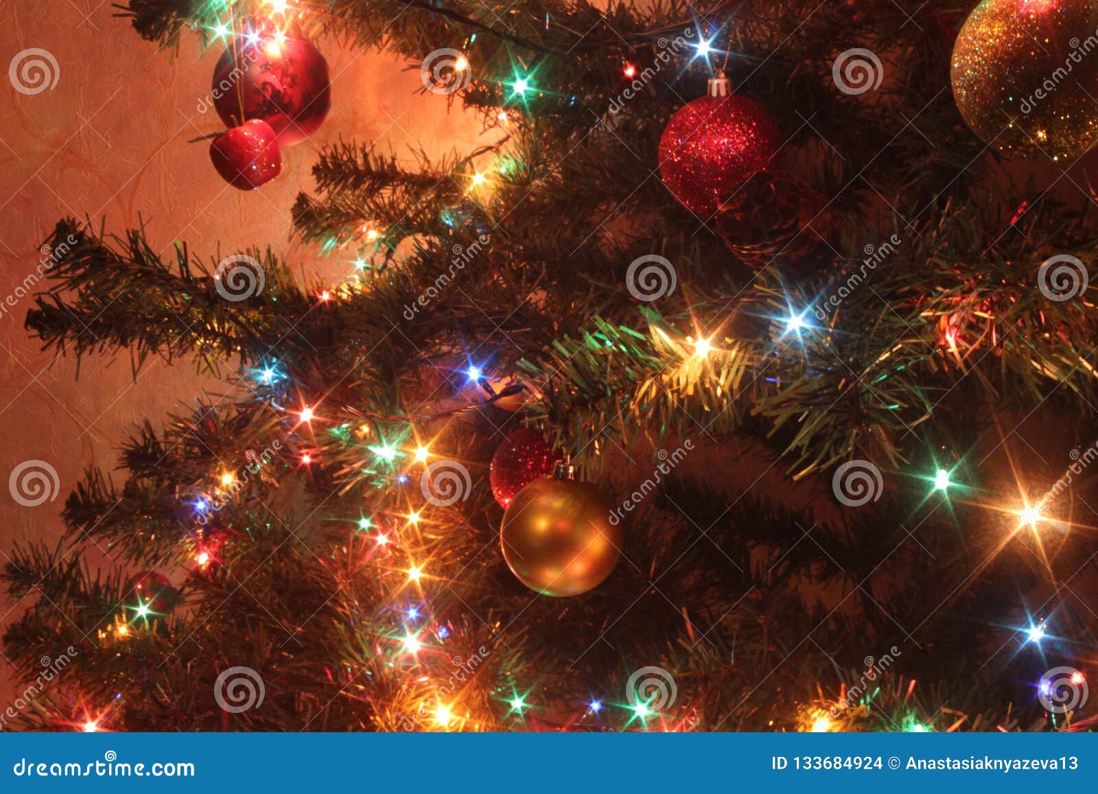 Albero Di Natale Con Luci Colorate Albero Di Natale Con Le Luci Colorate Fotografia Stock - Immagine di