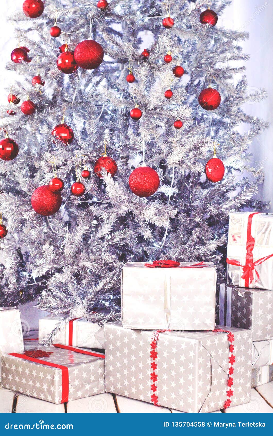 Albero Di Natale Argento E Rosso Albero Di Natale D'argento Con I Regali Con Gli Archi Rossi Fotografia