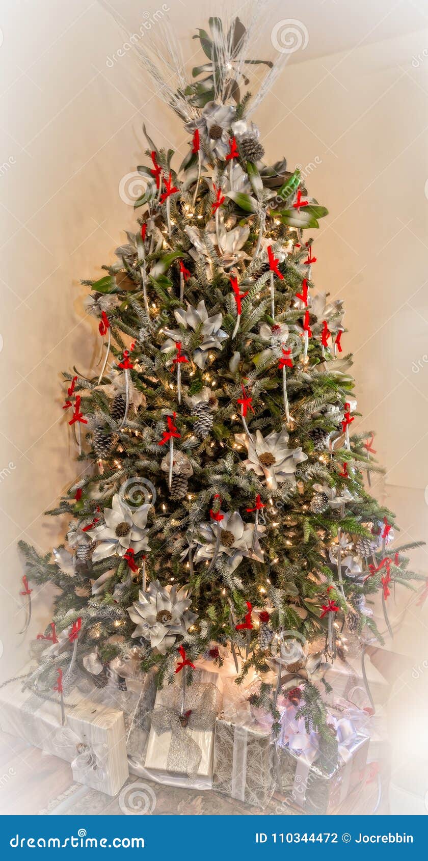 Albero Di Natale Fatto Con Le Pigne.Albero Di Natale Decorato Con Gli Ornamenti Naturali Fatti Delle Pigne E Delle Foglie Di Palma Fotografia Stock Immagine Di Natale Decorativo 110344472