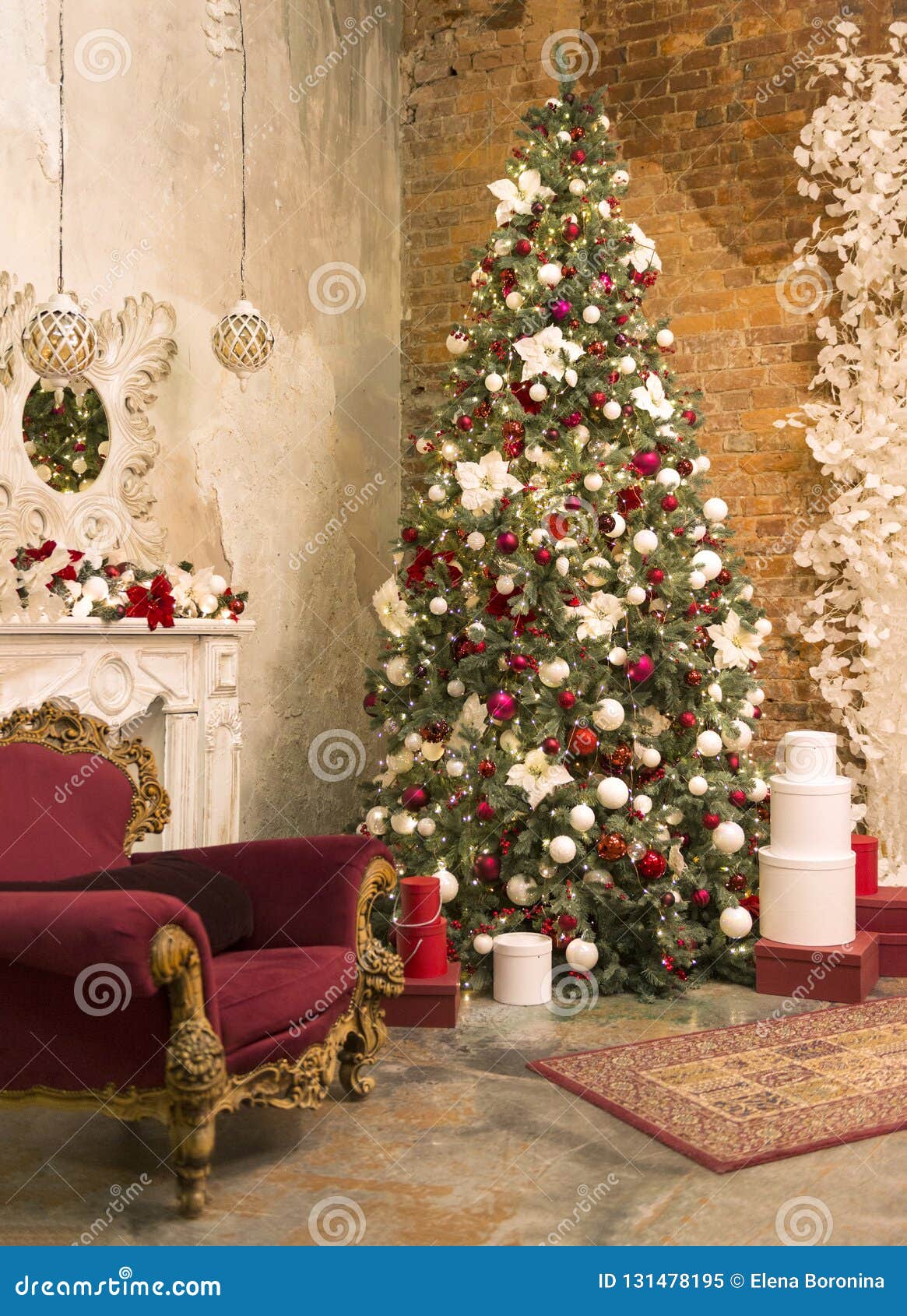 Albero Di Natale Decorato Bianco E Rosso Albero Di Natale Decorato Nella Sala, Camino, Sedia Rossa, Albero Con I