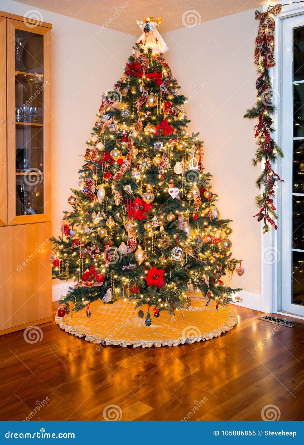 Albero Di Natale Foto Decorazioni.Albero Di Natale Decorato In Salone Moderno Immagine Stock Immagine Di Angelo Interno 105086865