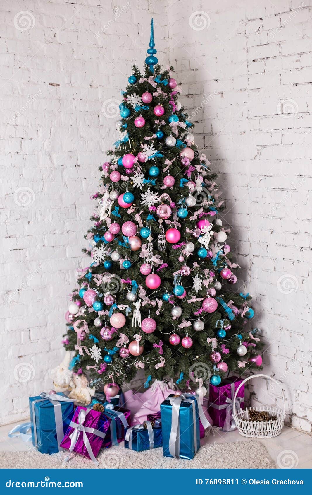Albero Di Natale Rosa E Blu.Albero Di Natale Decorato Su Priorita Bassa Bianca Immagine Stock Immagine Di Pink Sfera 76098811