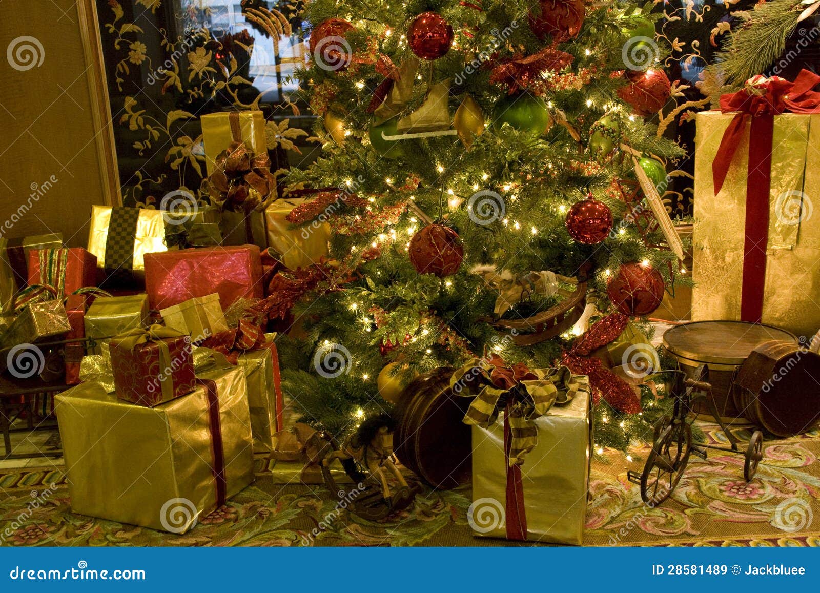 Immagini Natalizie Libere.Albero Di Natale Di Lusso Degli Interni Immagine Stock Immagine Di Regali Luce 28581489