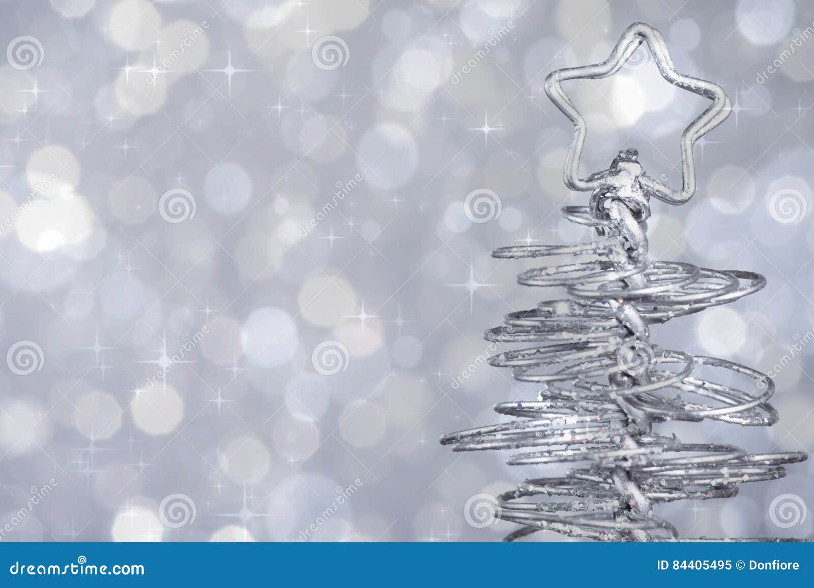 Decorazioni Albero Di Natale Moderno.Albero Di Natale Moderno Metallico Sul Fondo D Argento Del Bokeh Della Luce Della Tinta Festa Di Natale Immagine Stock Immagine Di Celebrazione Pino 84405495